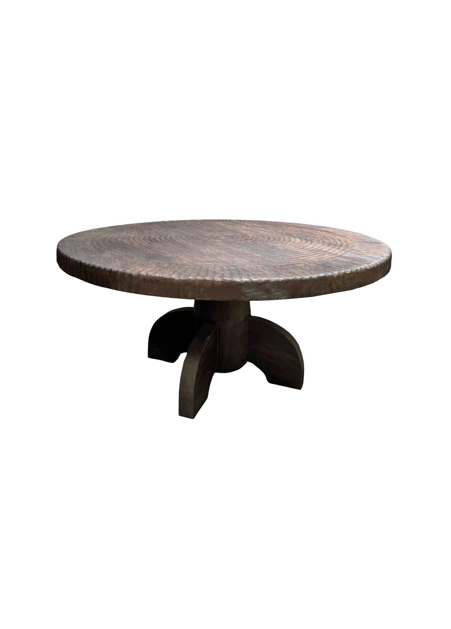 Tavolo grande in legno di suar intagliato a mano, finitura espresso, organico moderno in vendita 1