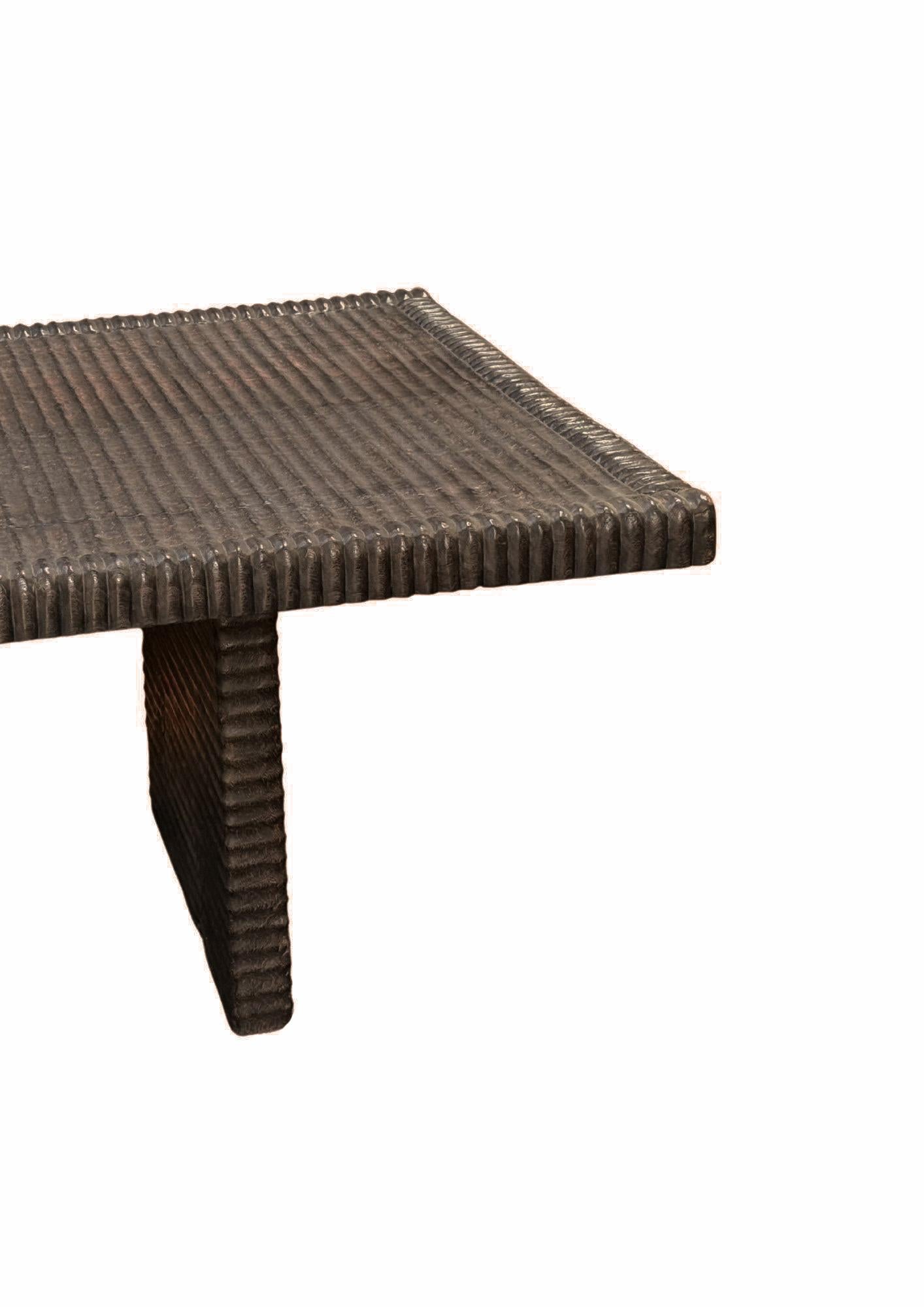 Tavolo grande in legno di Suar  Dettagli intagliati a mano, Finitura Espresso, Organico Moderno in vendita 2