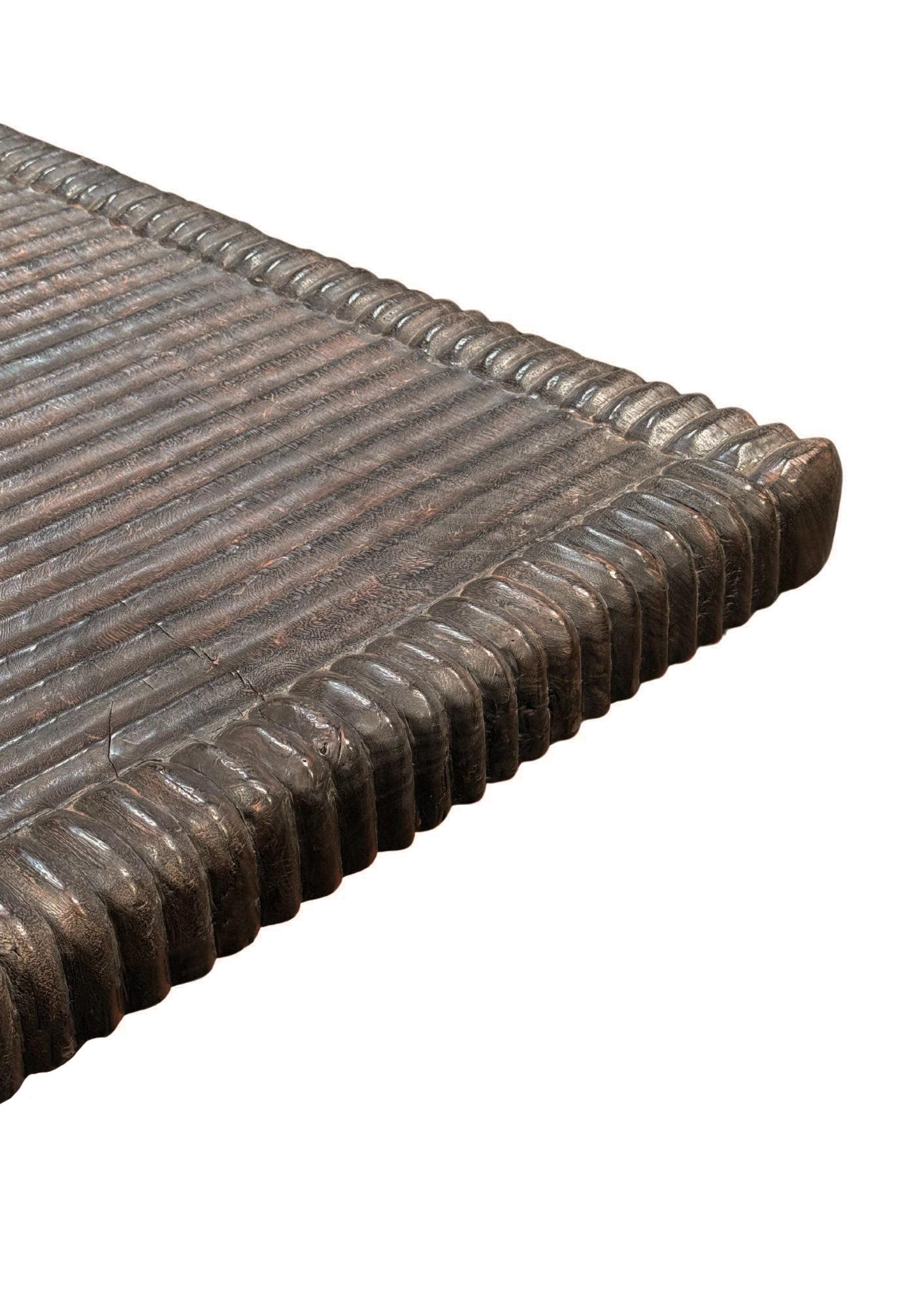 Tavolo grande in legno di Suar  Dettagli intagliati a mano, Finitura Espresso, Organico Moderno in vendita 3