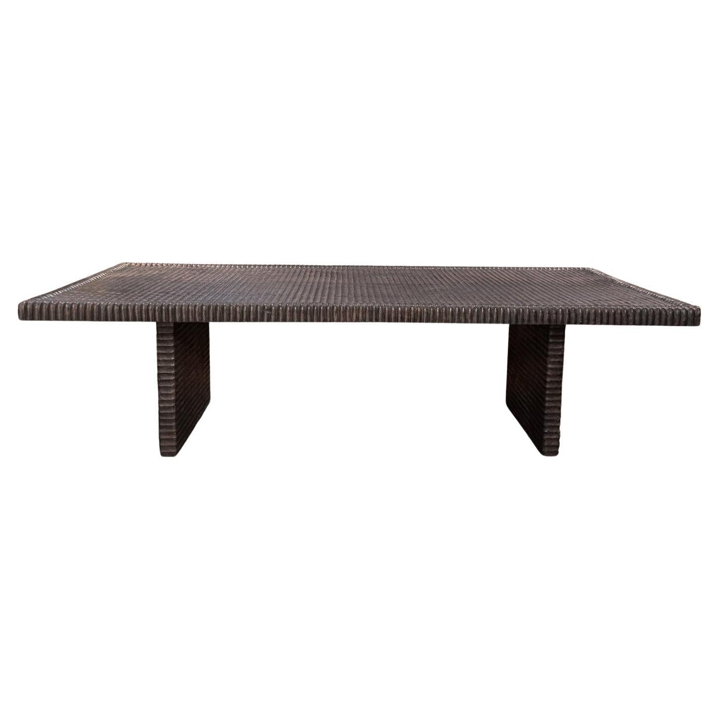 Tavolo grande in legno di Suar  Dettagli intagliati a mano, Finitura Espresso, Organico Moderno