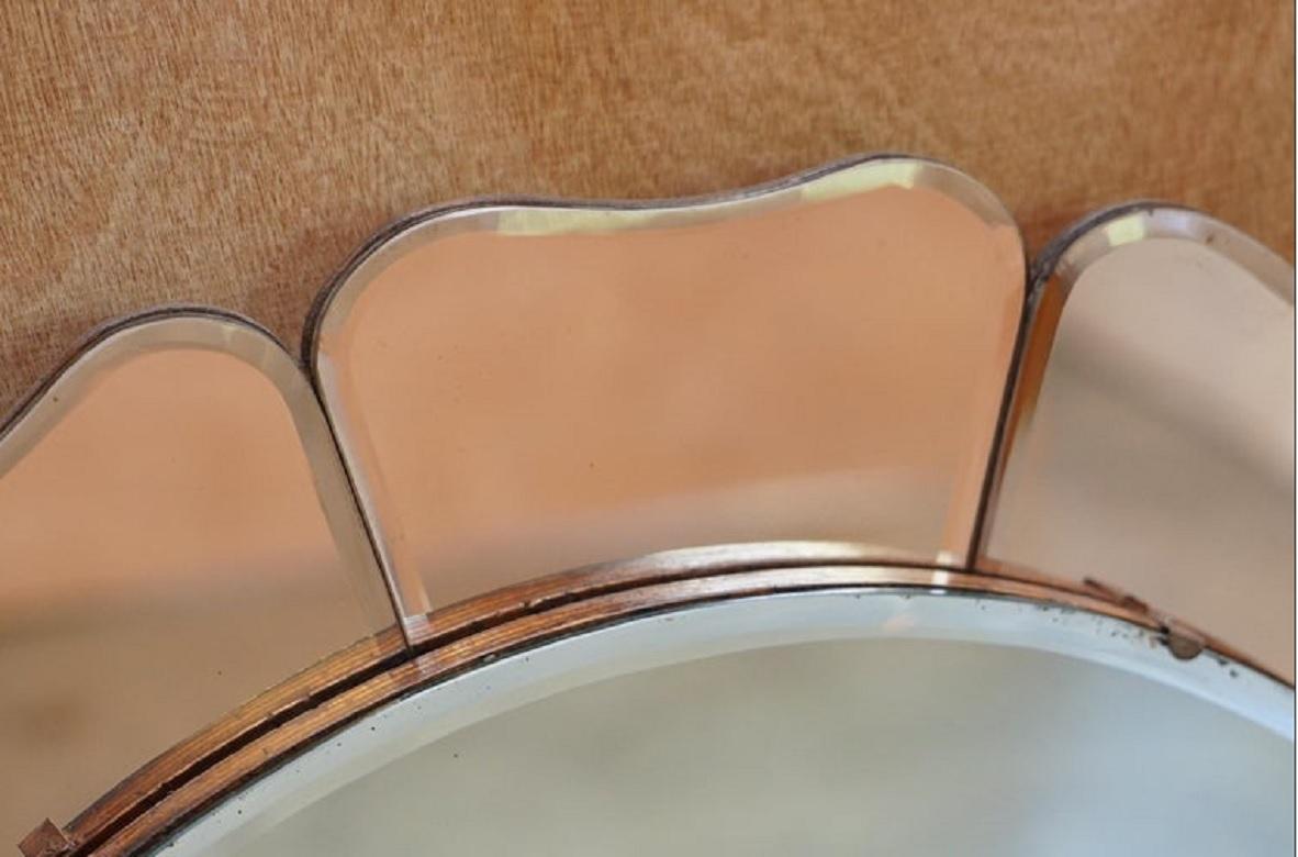 Metà XX secolo Grande e sublime specchio veneziano rotondo a petali in vetro color pesca del 1930 in vendita