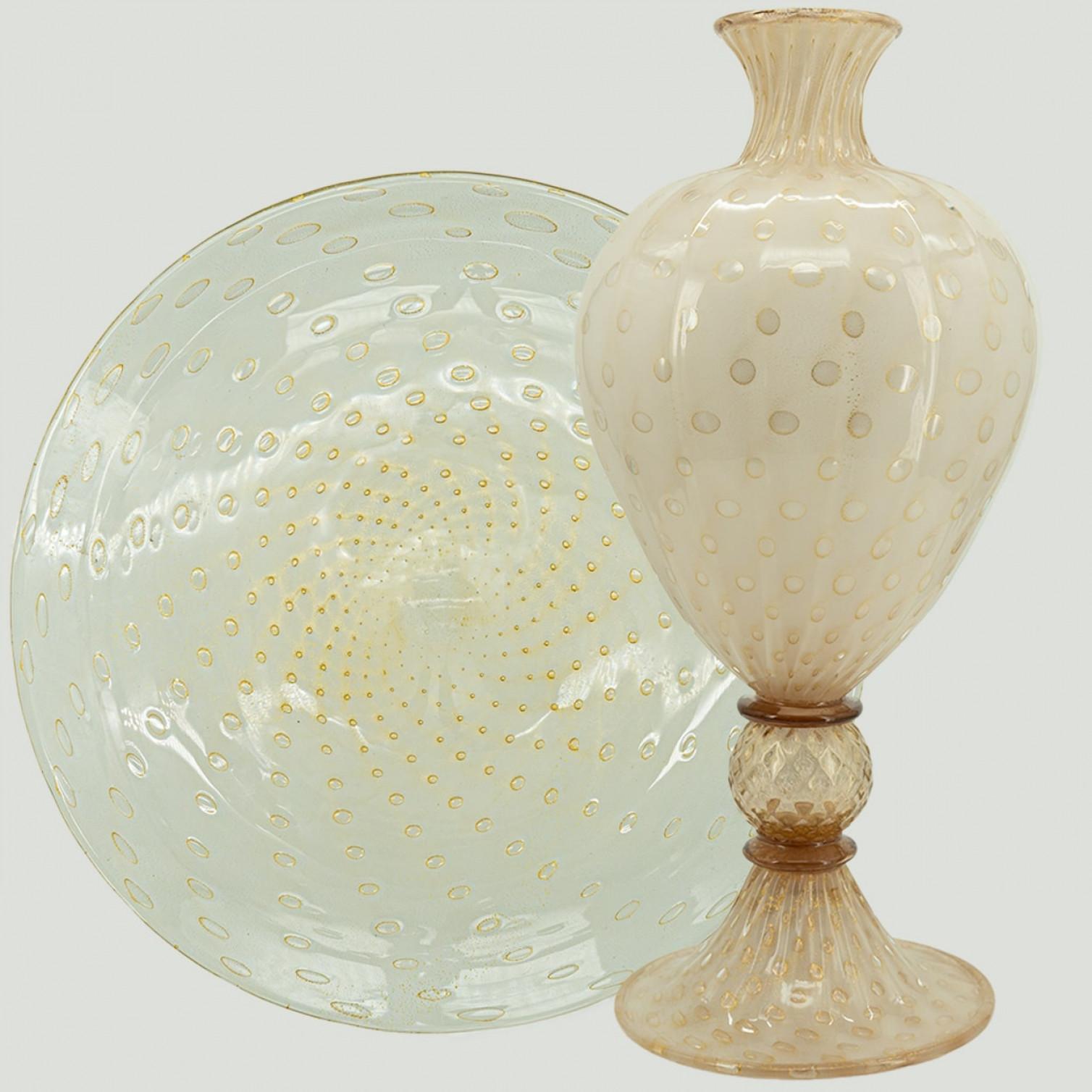 Un set di grandi ed eleganti pezzi di Murano.

Majestic e femminile, il vaso in vetro di Murano incanta con la sua delicata colorazione crema/rosa tenue e l'accattivante disegno di bolle d'aria sommerse ottenuto seguendo l'antica tecnica del