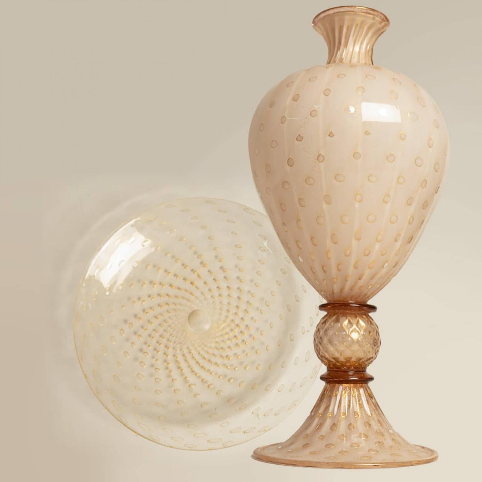 Un conjunto de grandes y elegantes piezas de Murano.

Majestuoso y femenino, el jarrón de cristal de Murano encanta con su delicada coloración polvo-crema/rosa suave y su cautivador diseño de burbujas de aire sumergidas, obtenido siguiendo la