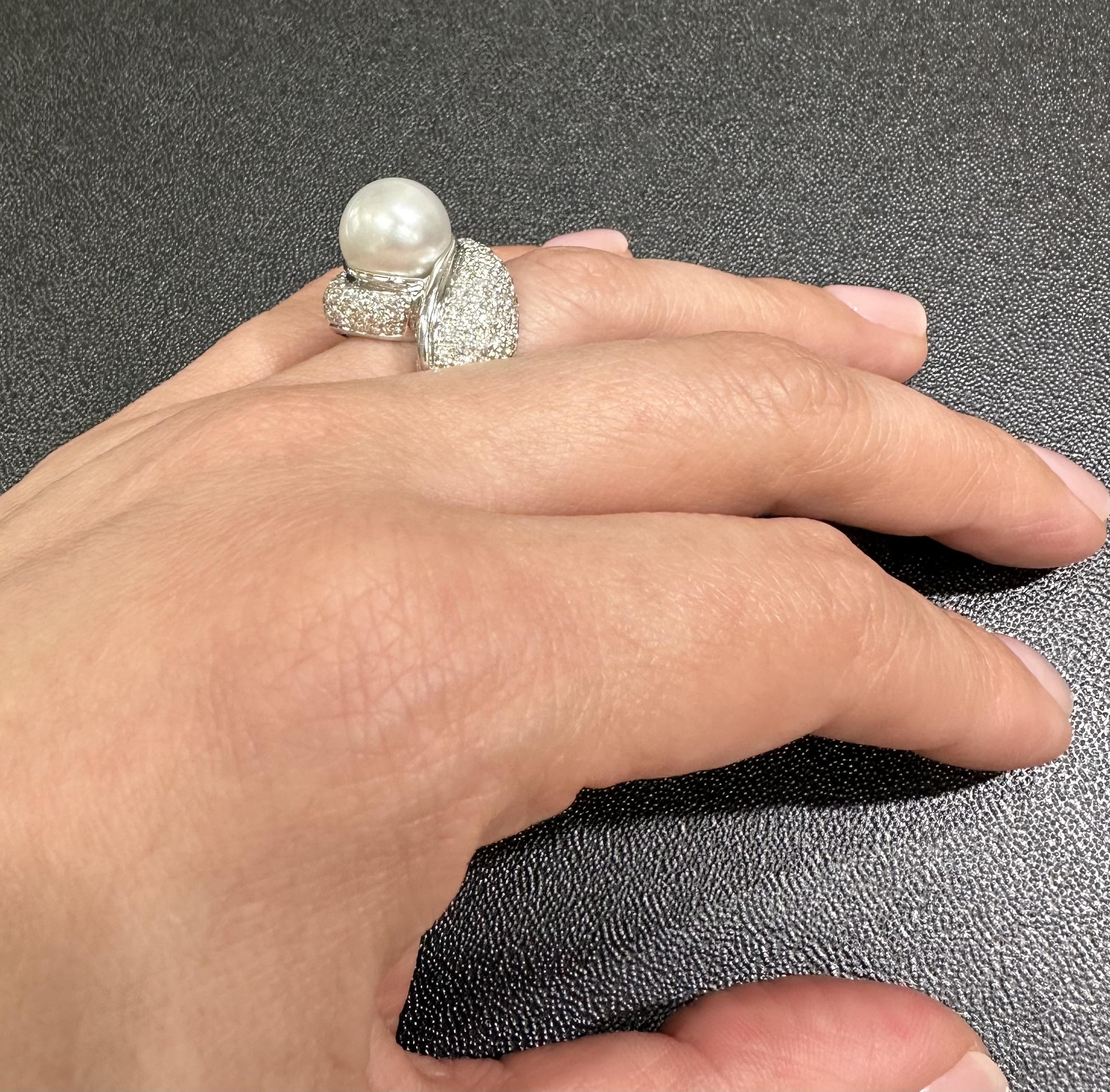 Großer, bemerkenswerter, breiter Bypass-Ring aus massivem Weißgold 11,6 mm Perle 2,20ctw Diamant (Rundschliff) im Angebot