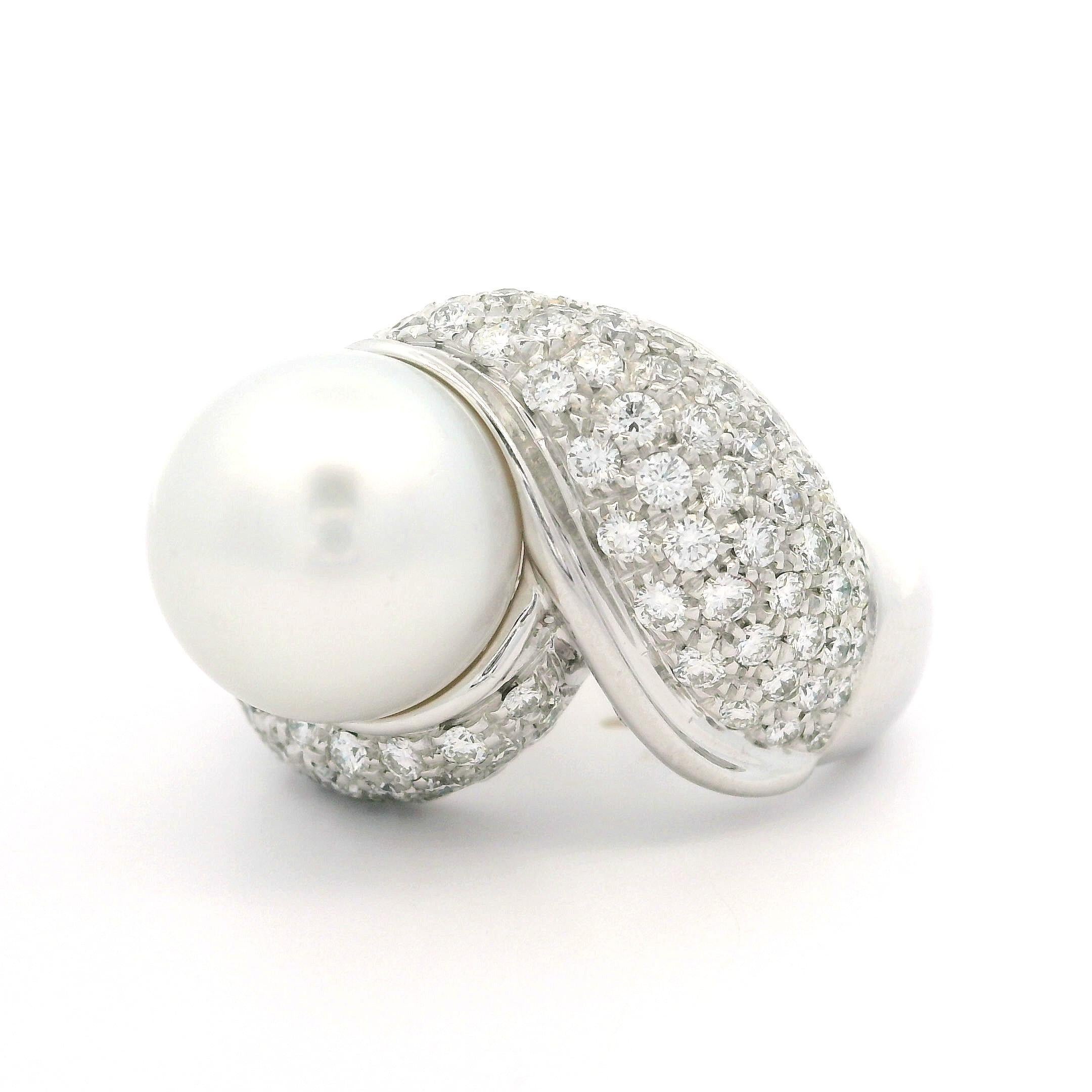 Großer, bemerkenswerter, breiter Bypass-Ring aus massivem Weißgold 11,6 mm Perle 2,20ctw Diamant im Angebot 1