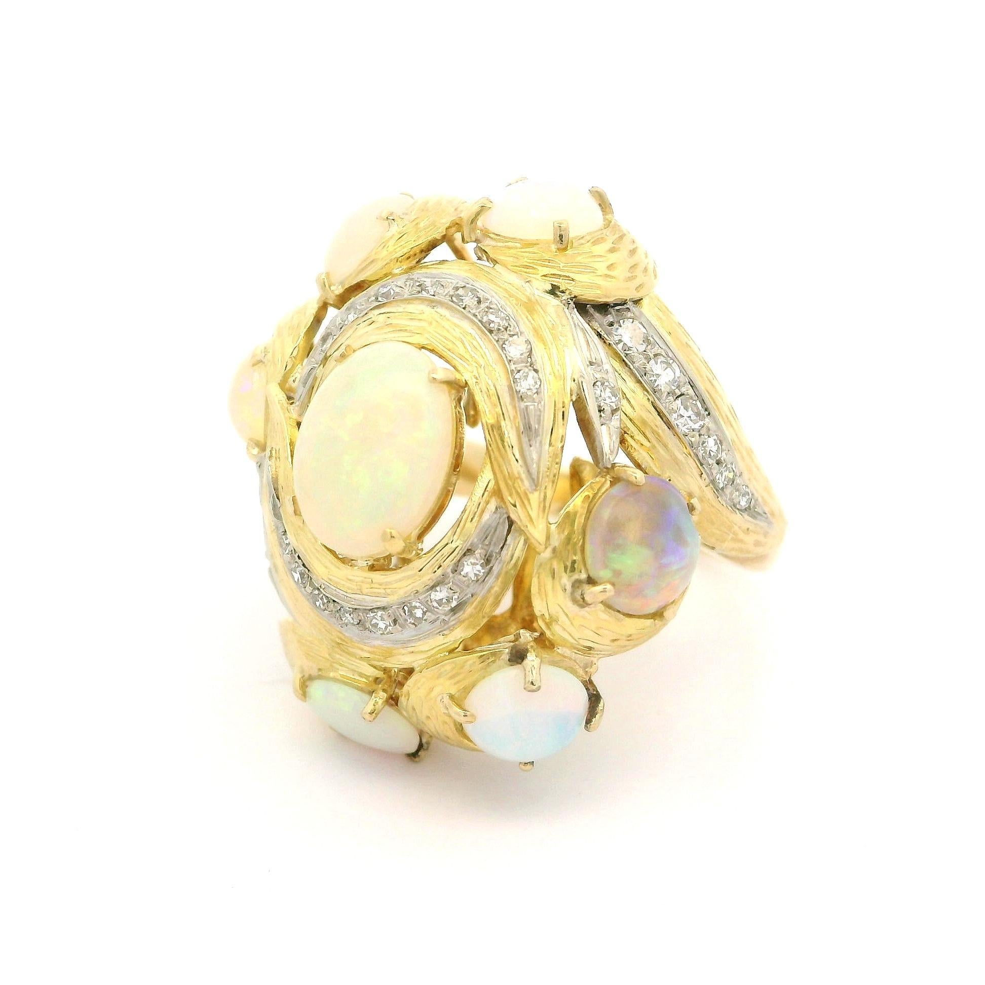 Bague de cocktail en or jaune avec opale et diamants, très texturée en vente 5