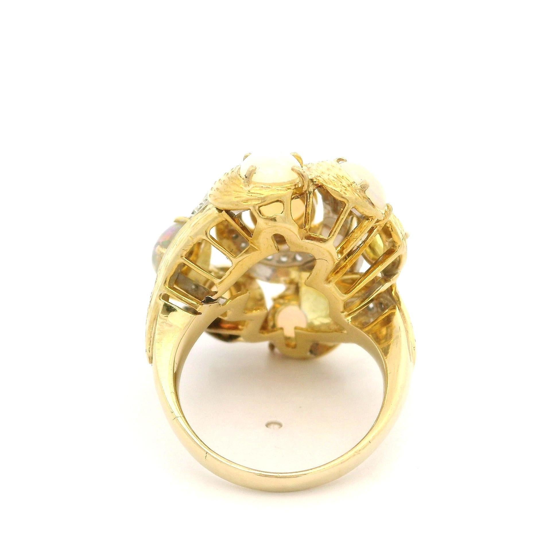 Bague de cocktail en or jaune avec opale et diamants, très texturée en vente 7