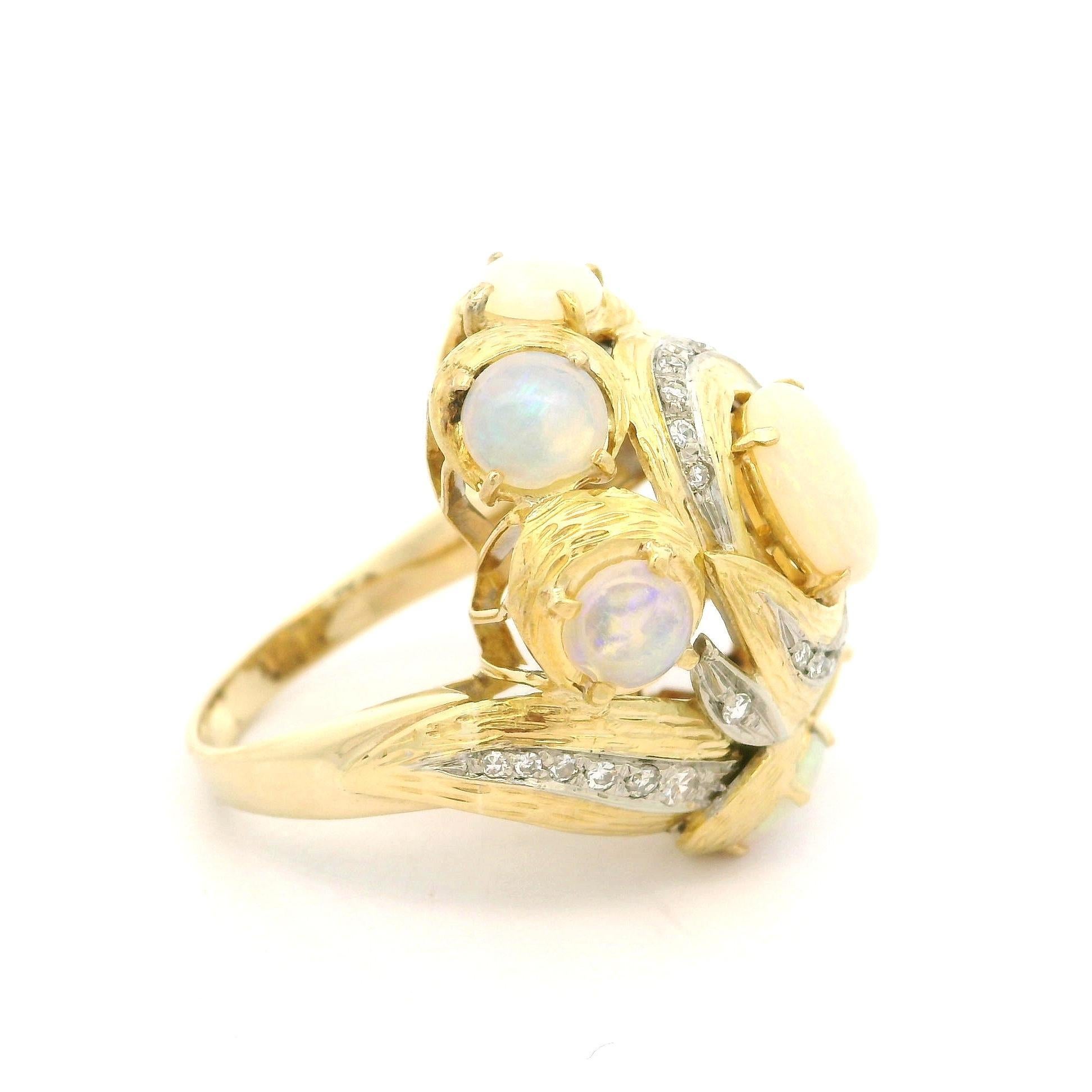 Bague de cocktail en or jaune avec opale et diamants, très texturée en vente 8