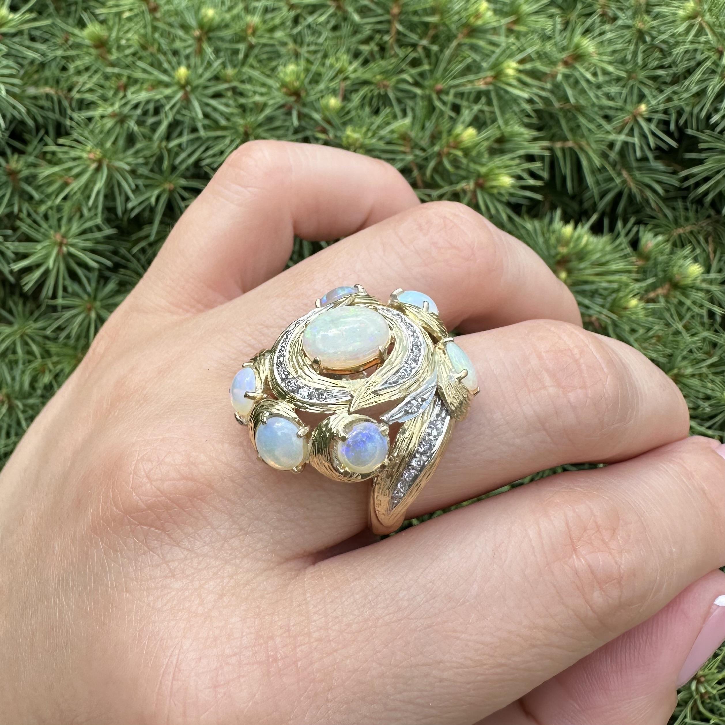 Bague de cocktail en or jaune avec opale et diamants, très texturée en vente 9