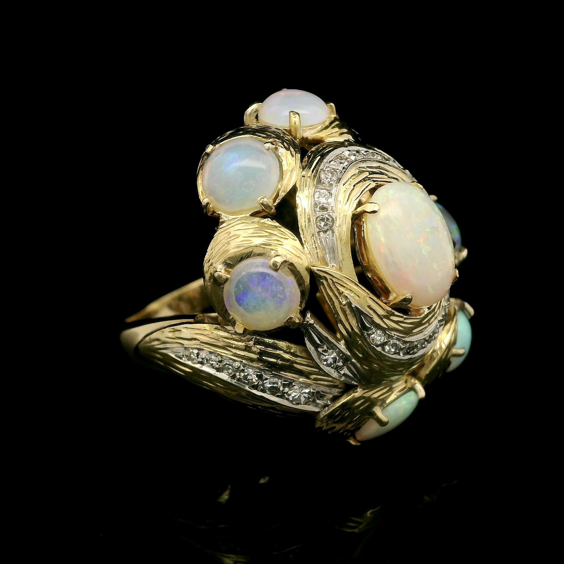 Taille cabochon Bague de cocktail en or jaune avec opale et diamants, très texturée en vente