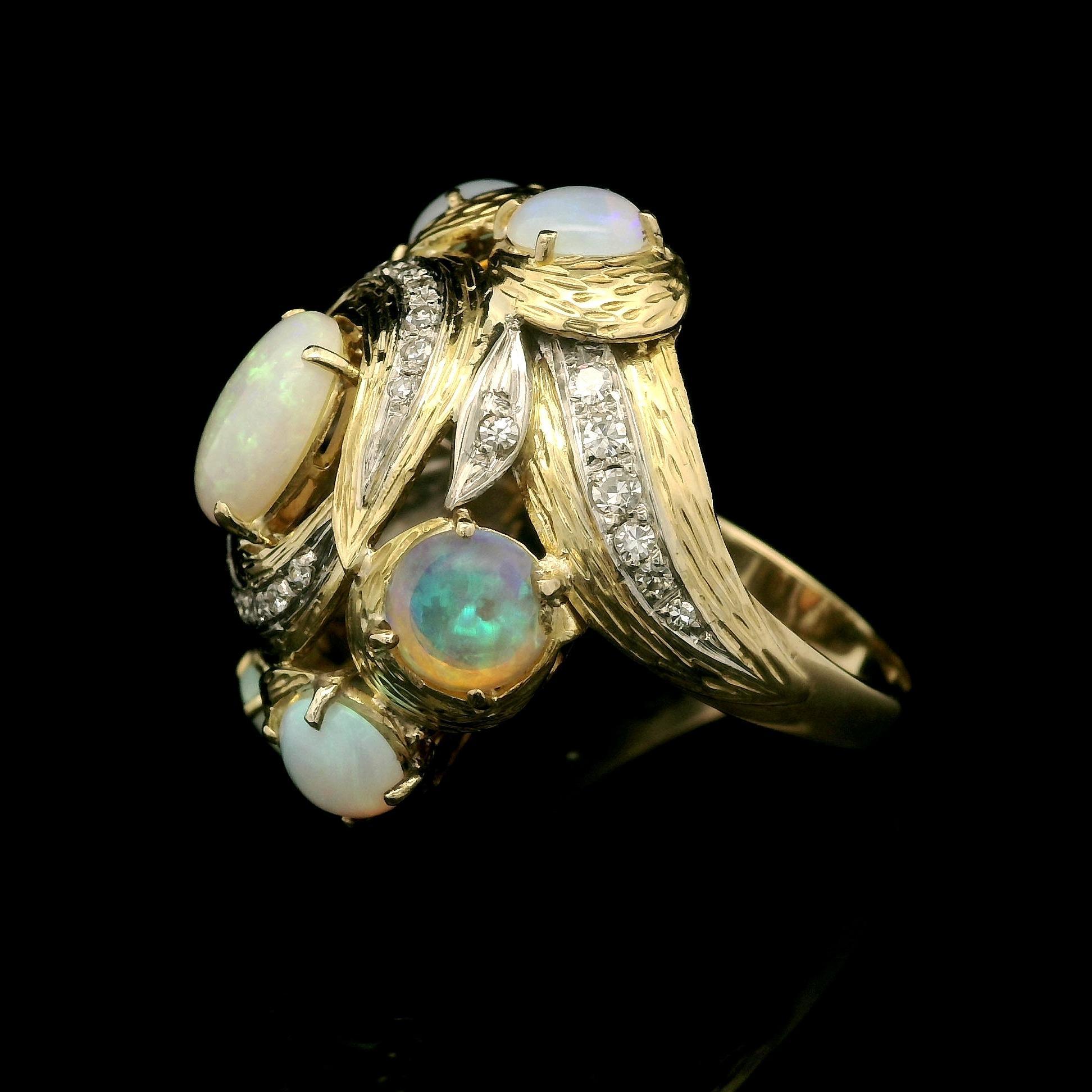 Bague de cocktail en or jaune avec opale et diamants, très texturée Excellent état - En vente à Montclair, NJ