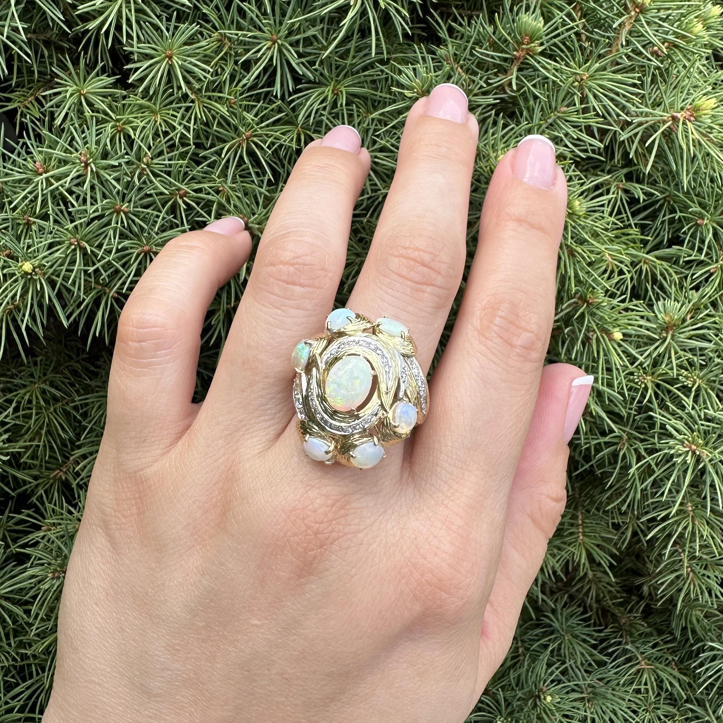 Bague de cocktail en or jaune avec opale et diamants, très texturée en vente 1
