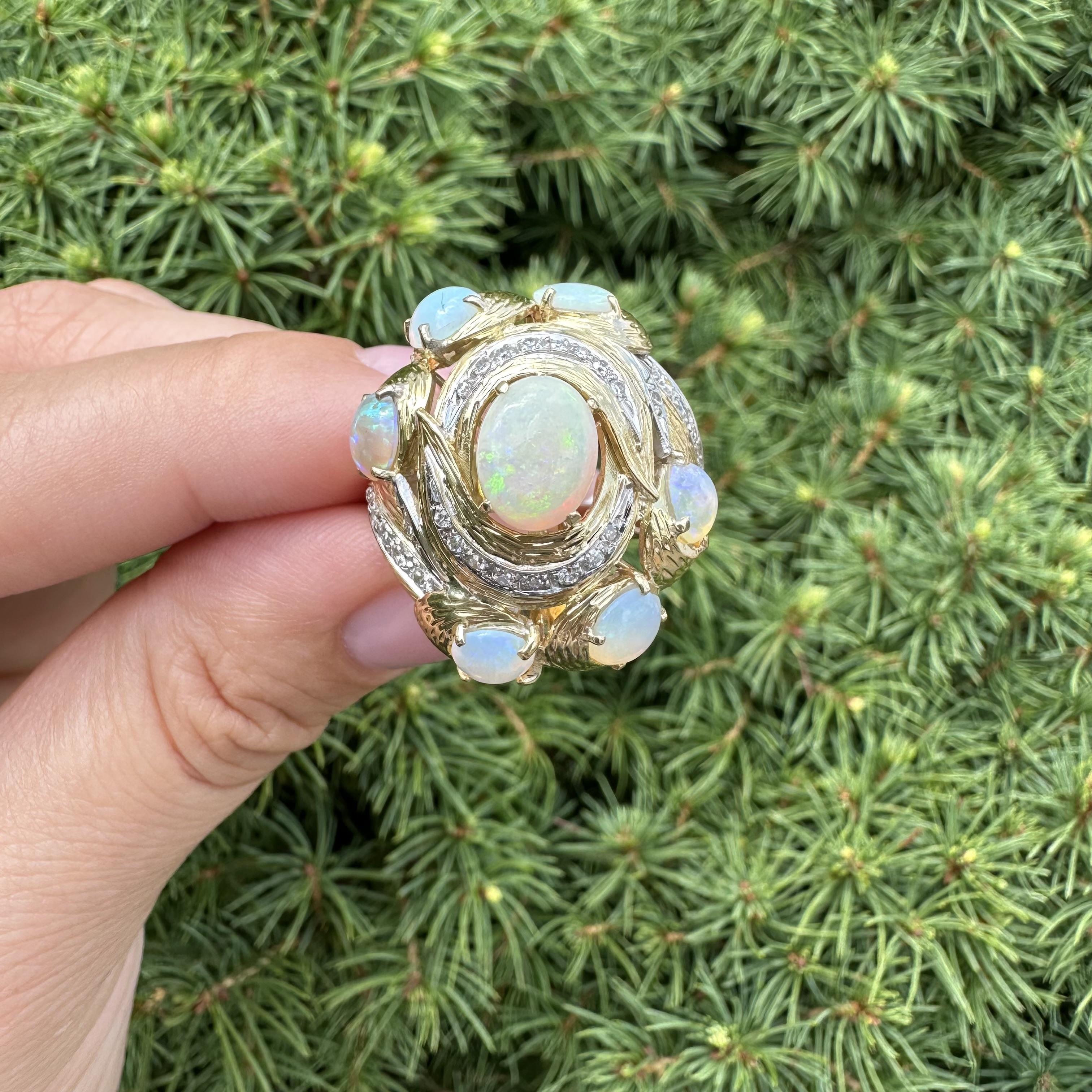 Bague de cocktail en or jaune avec opale et diamants, très texturée en vente 2