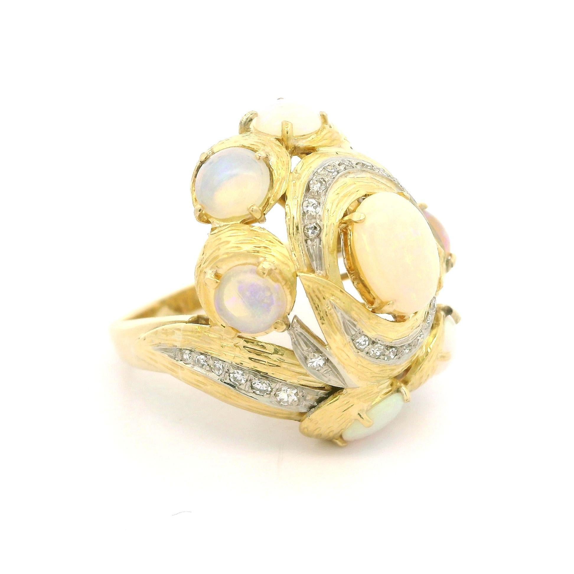 Bague de cocktail en or jaune avec opale et diamants, très texturée en vente 4