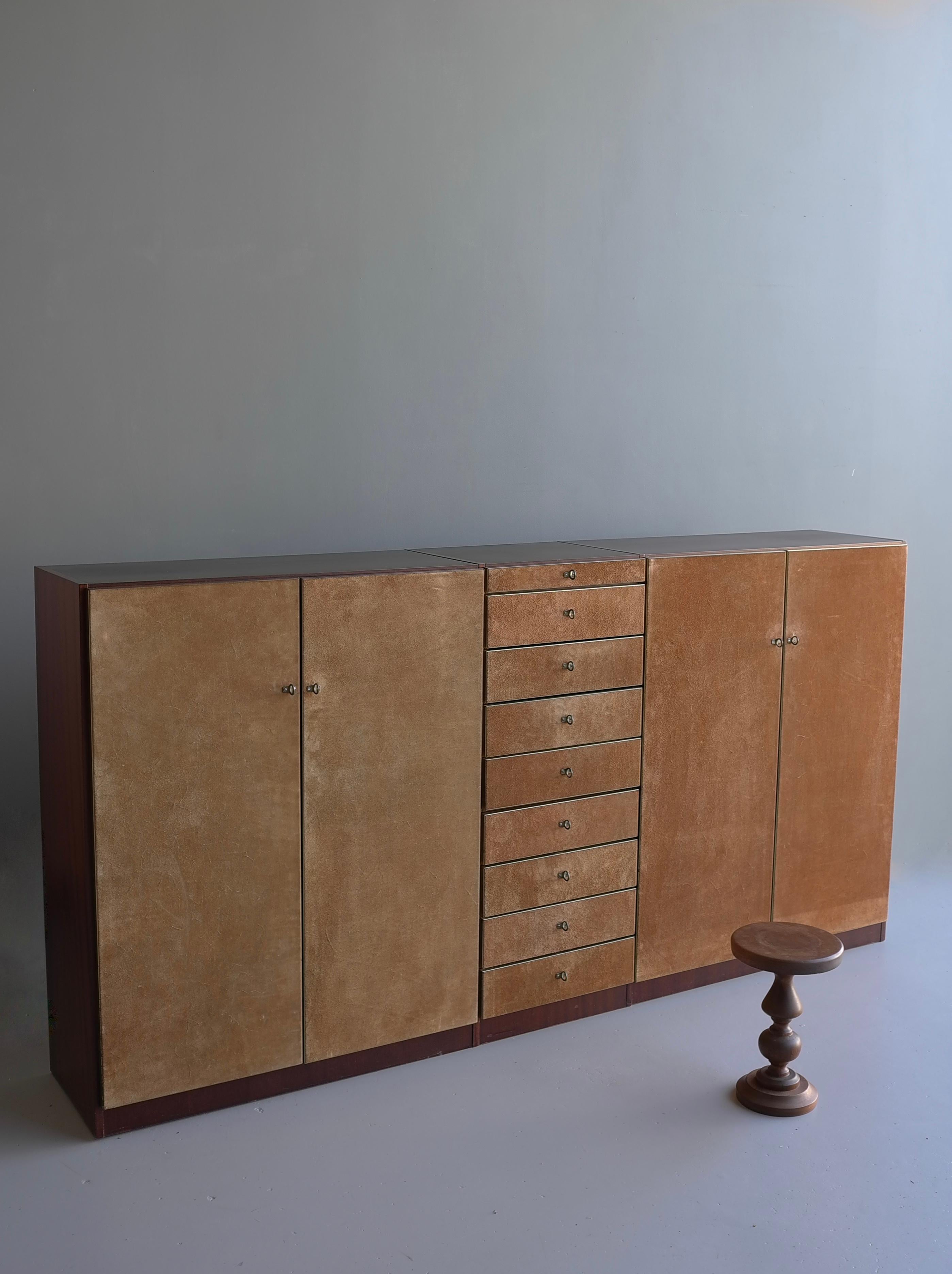 Large Meranti and Suede Highboard cabinet with brass details, Italy 1970's.
Most probably manufactured by i4 Mariani.

Sizes: width 252.5cm, depth 42.5 cm, height 129cm.

This cabinet can be dismantled completely.
In good vintage condition