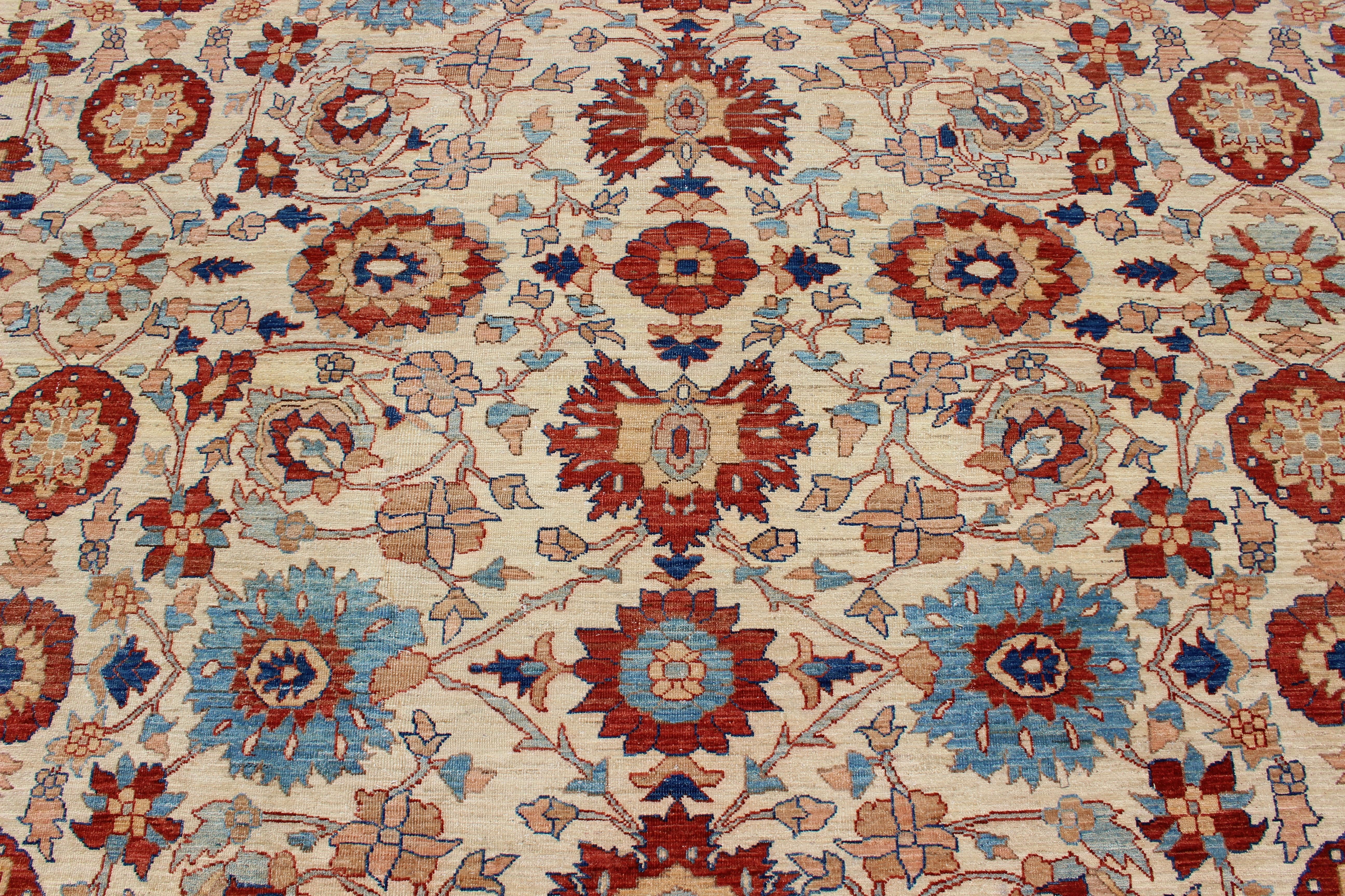 Maße: 17'4 x 24'3 

Großer Sultanabad Design-Teppich in Elfenbein mit Himmelblau und Ziegelrot 17'4 x 24'3.   Keivan Woven Arts. Teppich /KB-180702 / Ende 20. Jahrhundert 1980er Jahre, Sultanabad.

Dieser große Sultanabad-Designteppich bietet ein