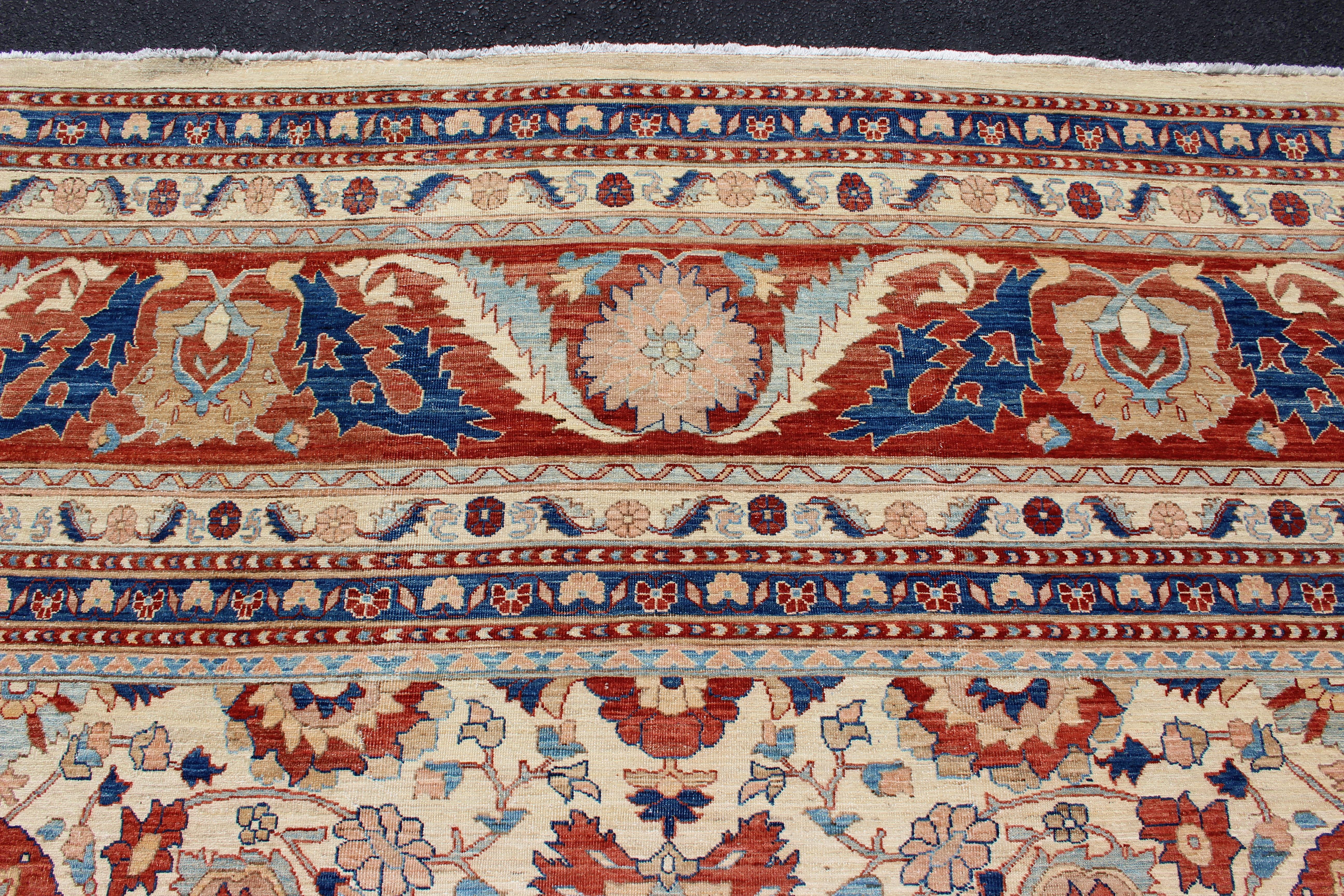 Großer Sultanabad Design-Teppich in Elfenbein mit Himmelblau und Ziegelrot 17'4 x 24'3 (Afghanisch) im Angebot