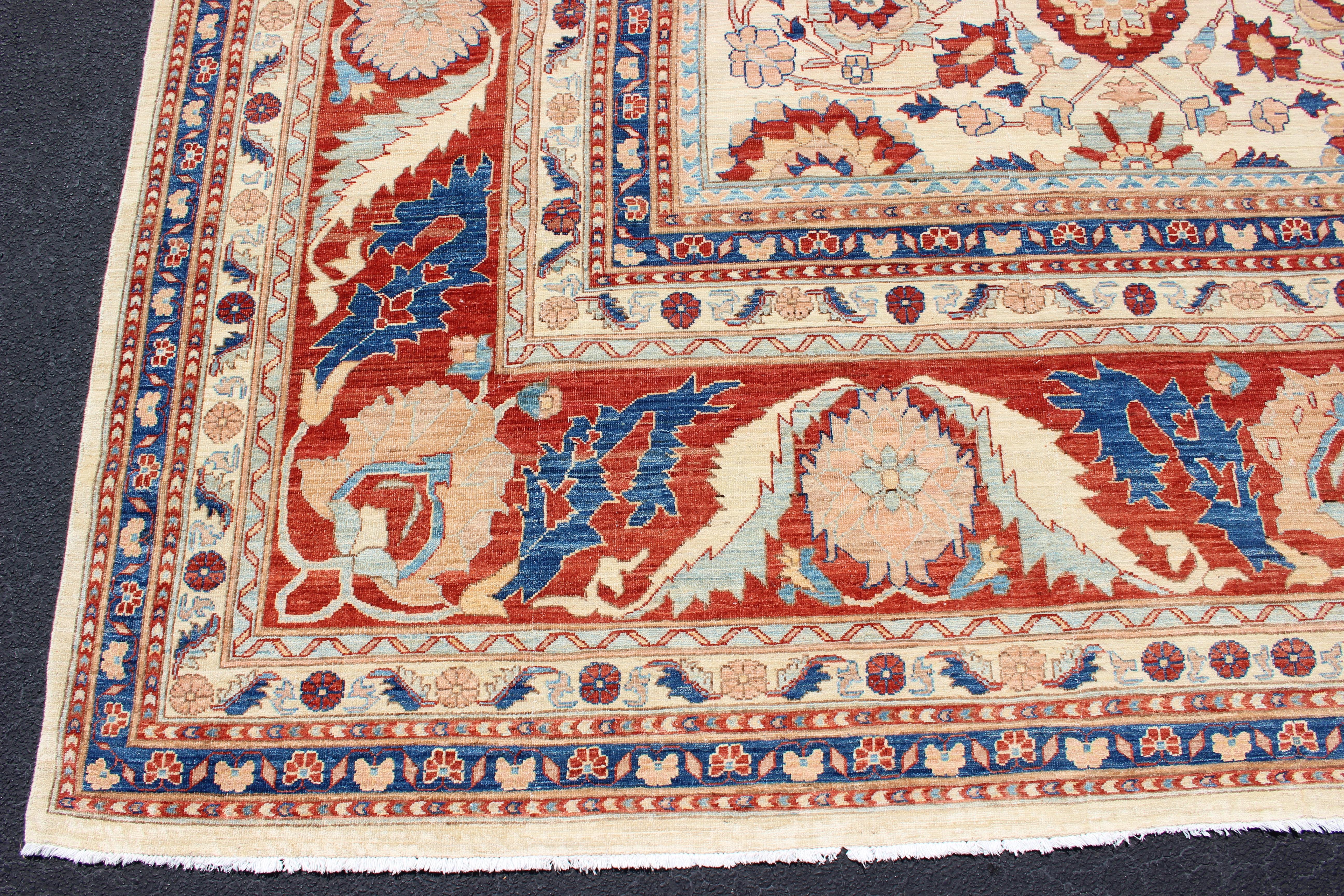Großer Sultanabad Design-Teppich in Elfenbein mit Himmelblau und Ziegelrot 17'4 x 24'3 im Zustand „Hervorragend“ im Angebot in Atlanta, GA