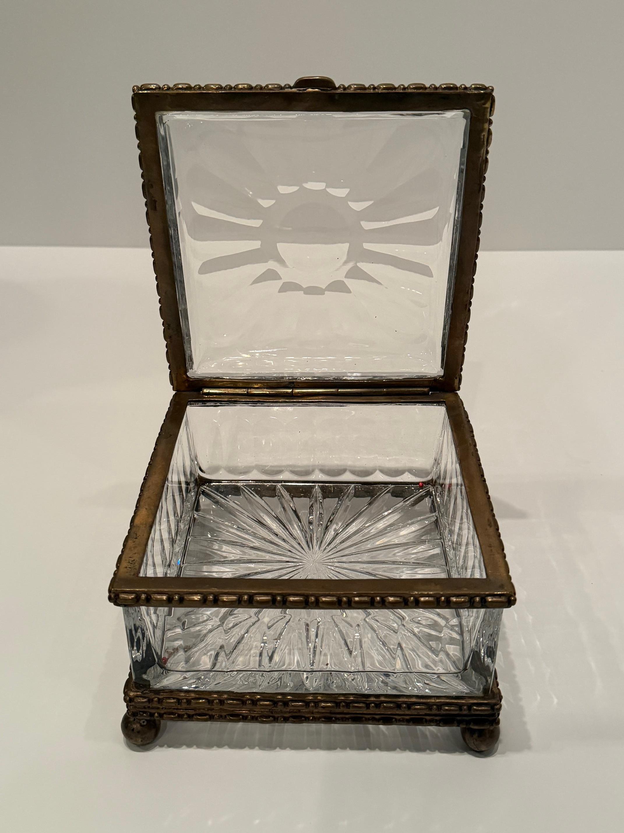 Milieu du XXe siècle Large Sumptuous Baccarat Style Cut Crystal Box en vente