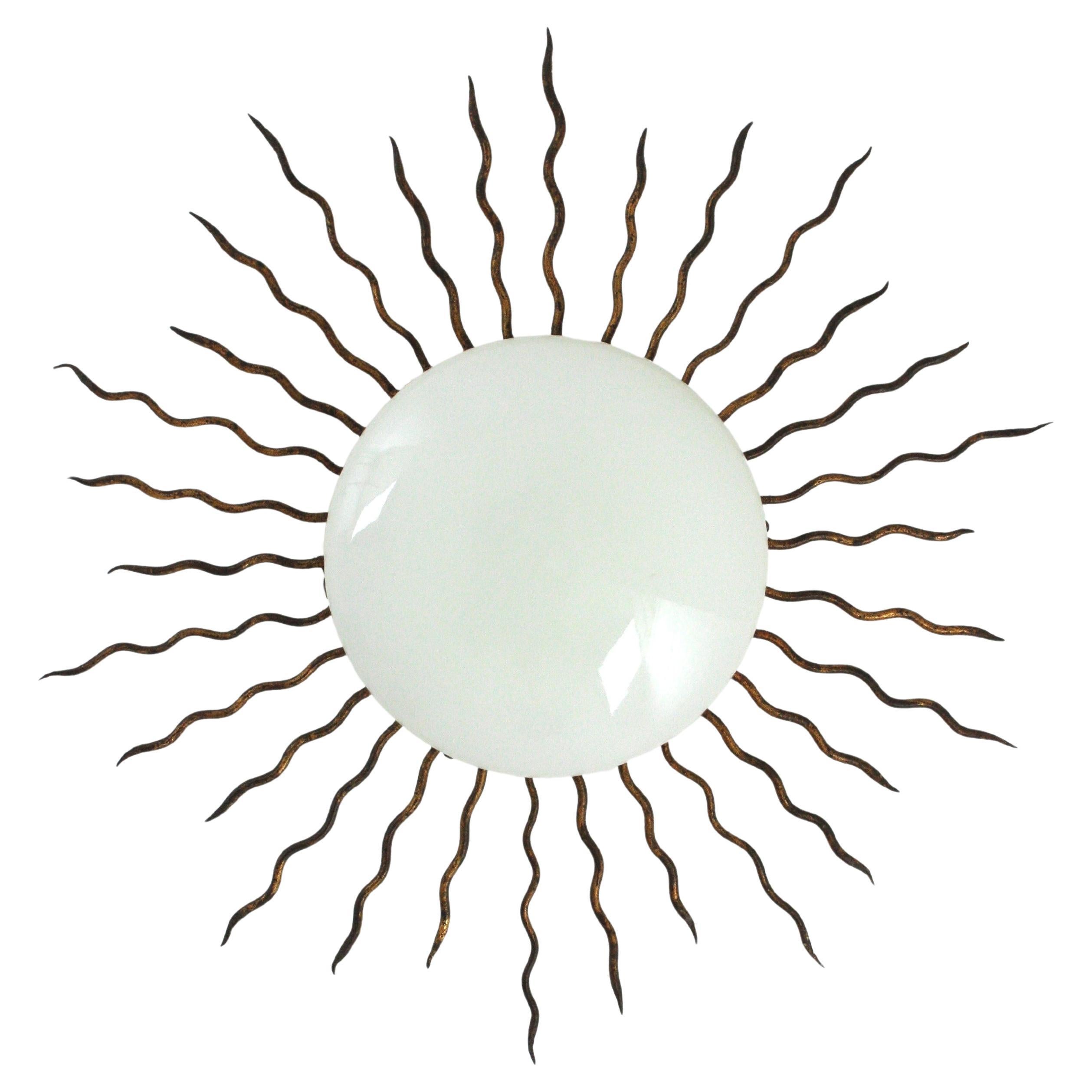 Plafón Sunburst grande de hierro dorado y cristal de leche en venta 2