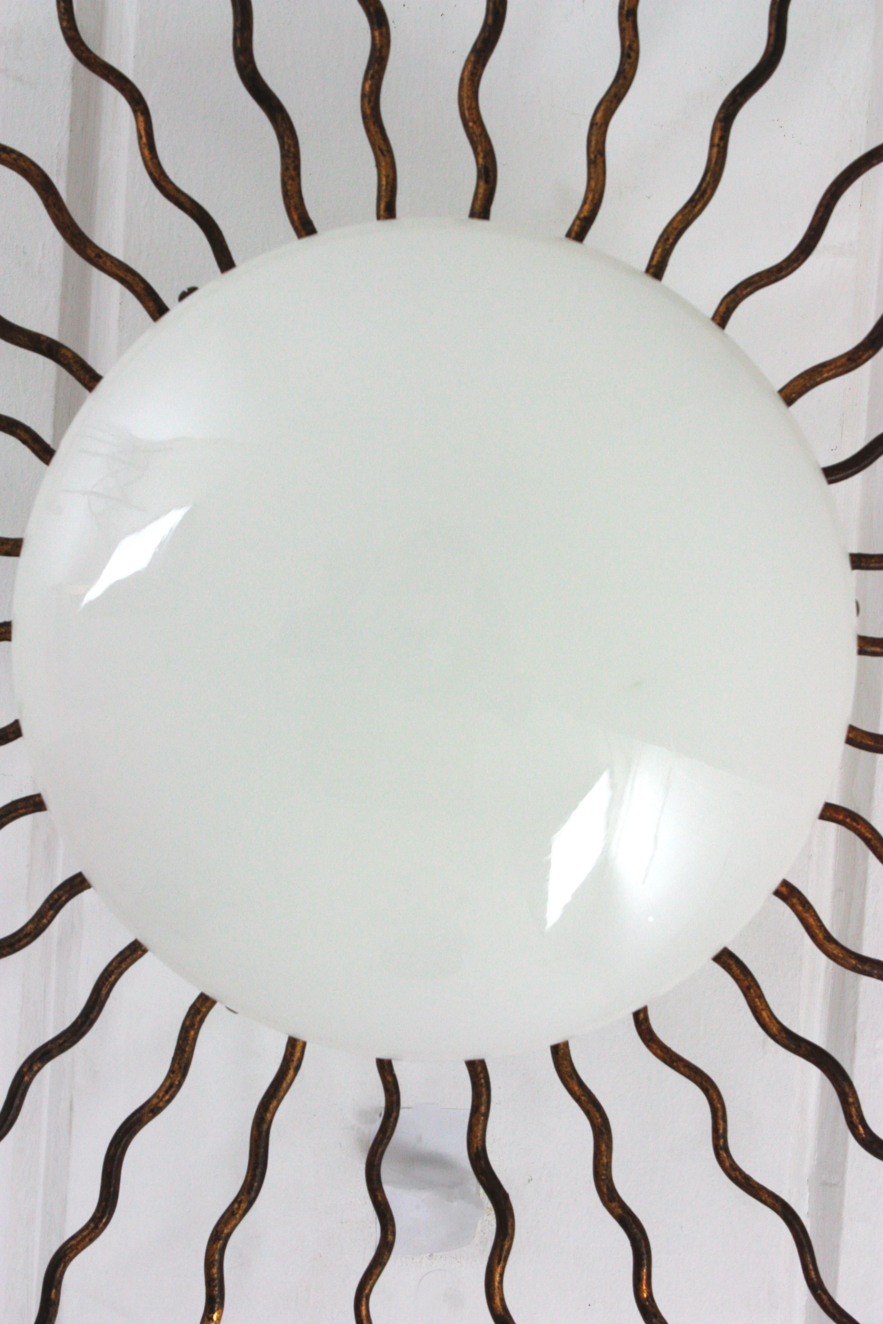 Plafón Sunburst grande de hierro dorado y cristal de leche en venta 7