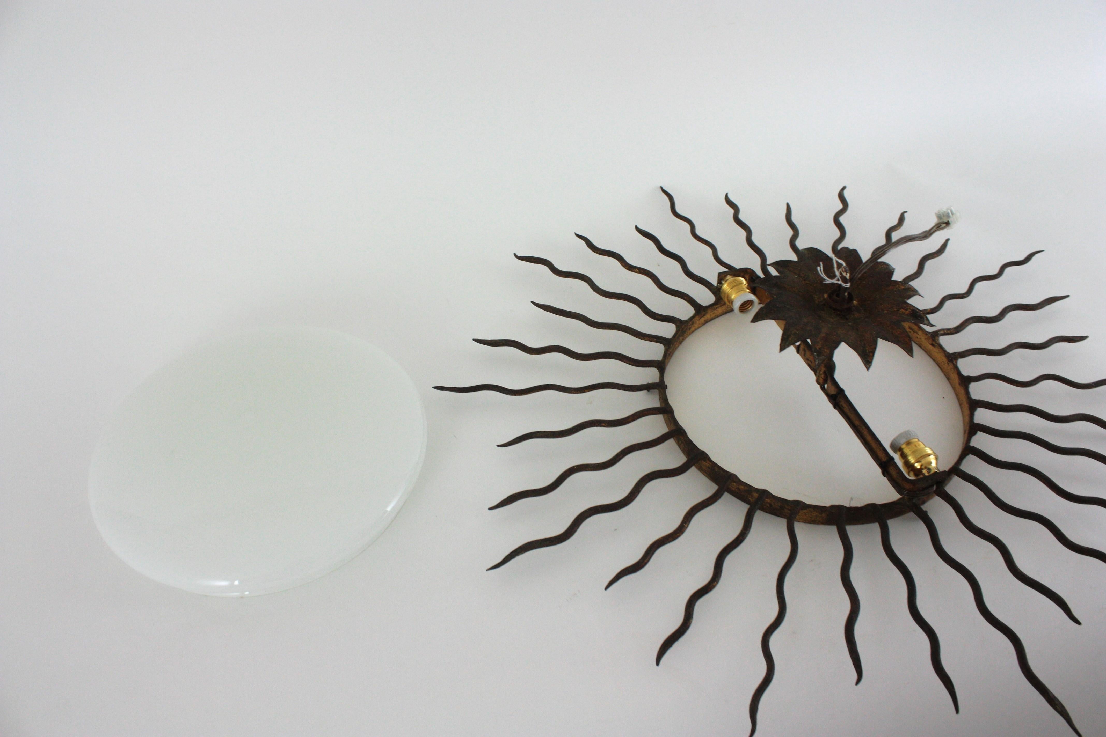 Plafón Sunburst grande de hierro dorado y cristal de leche en venta 12