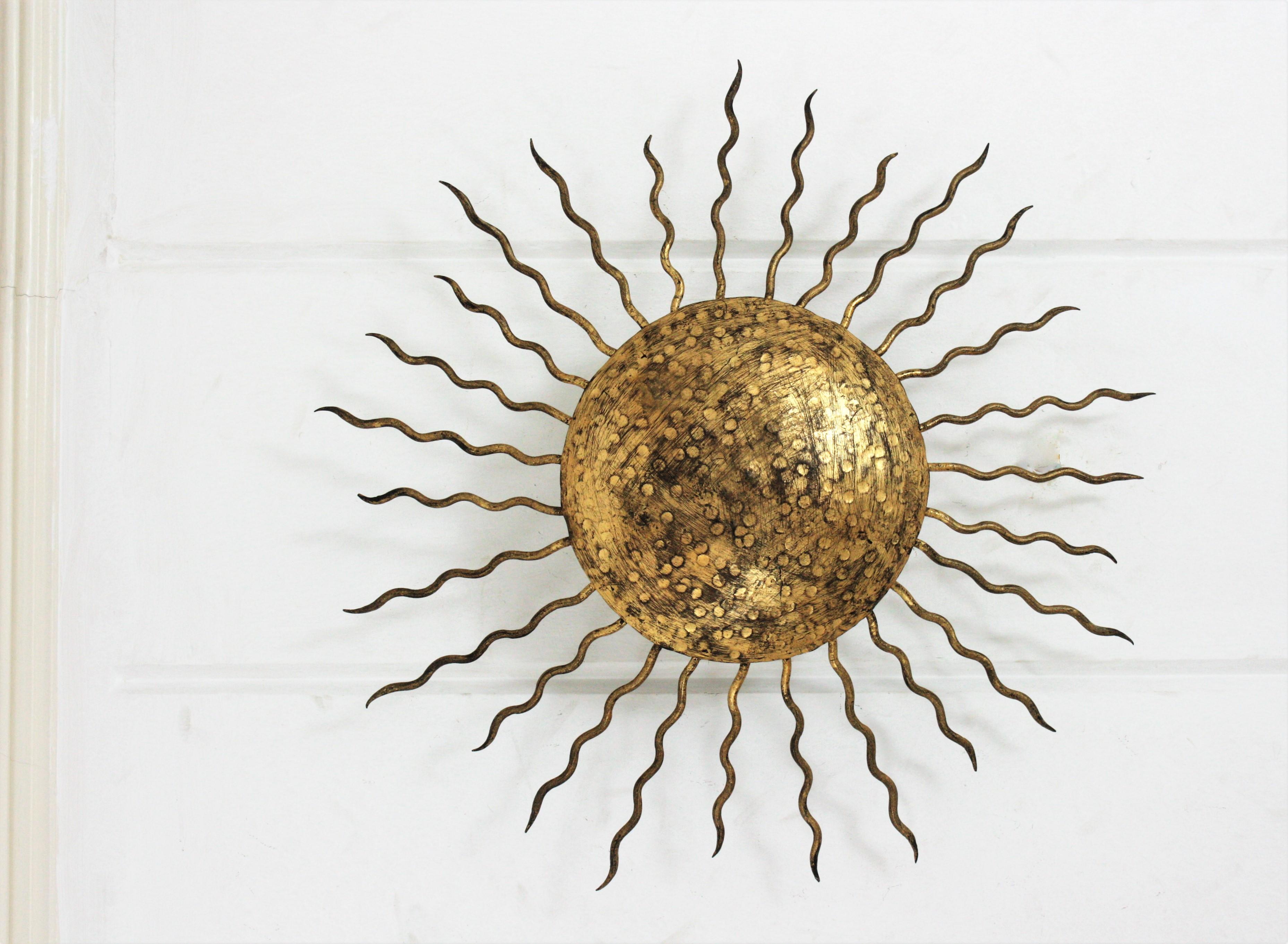 Large Sunburst Ceiling Light Fixture in Hand Hammered Gilt Iron, 1950s In Good Condition For Sale In Barcelona, ES