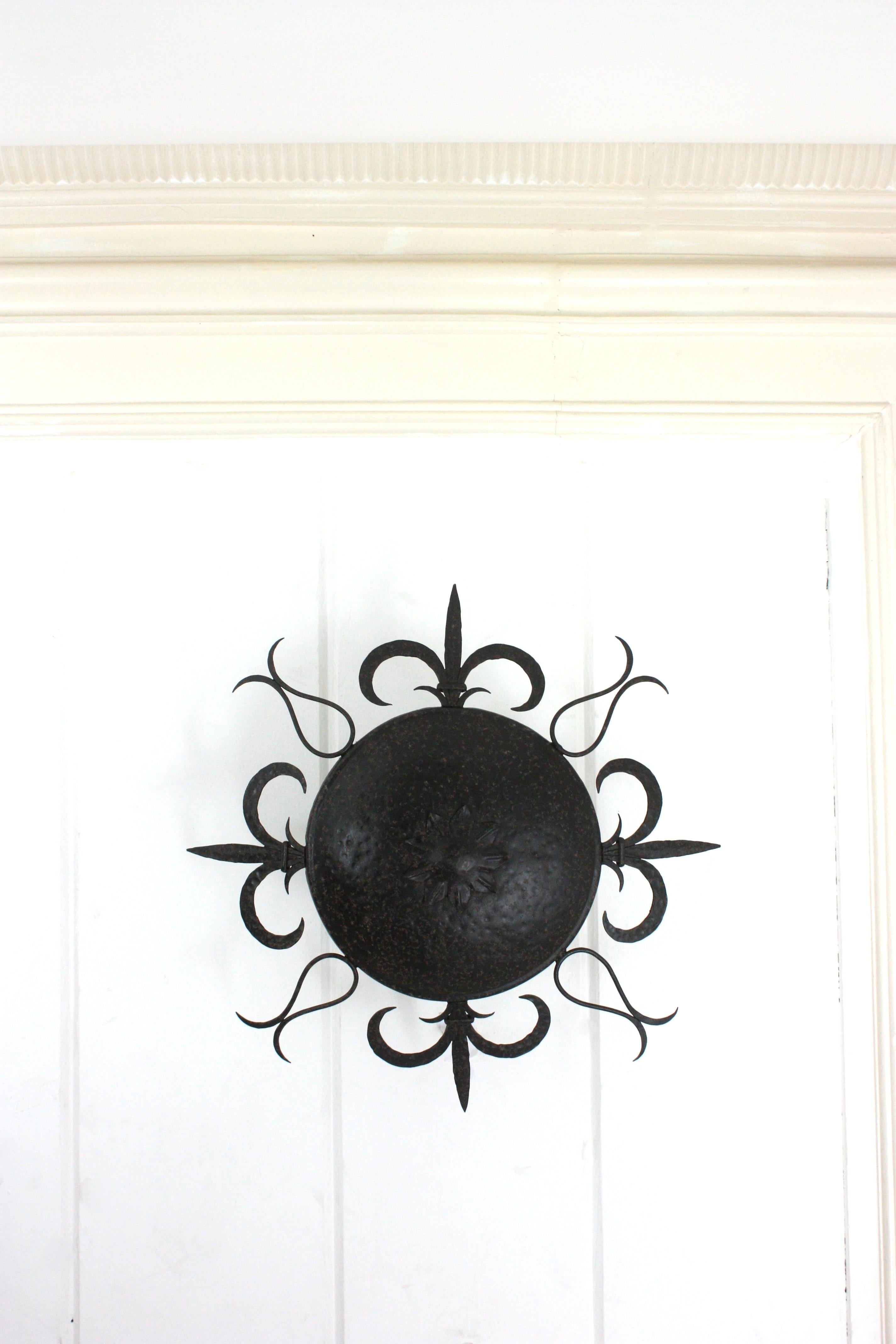 Large Sunburst Ceiling Light Fixture in Wrought Iron, Fleur de Lys Motifs, 1940s For Sale 4