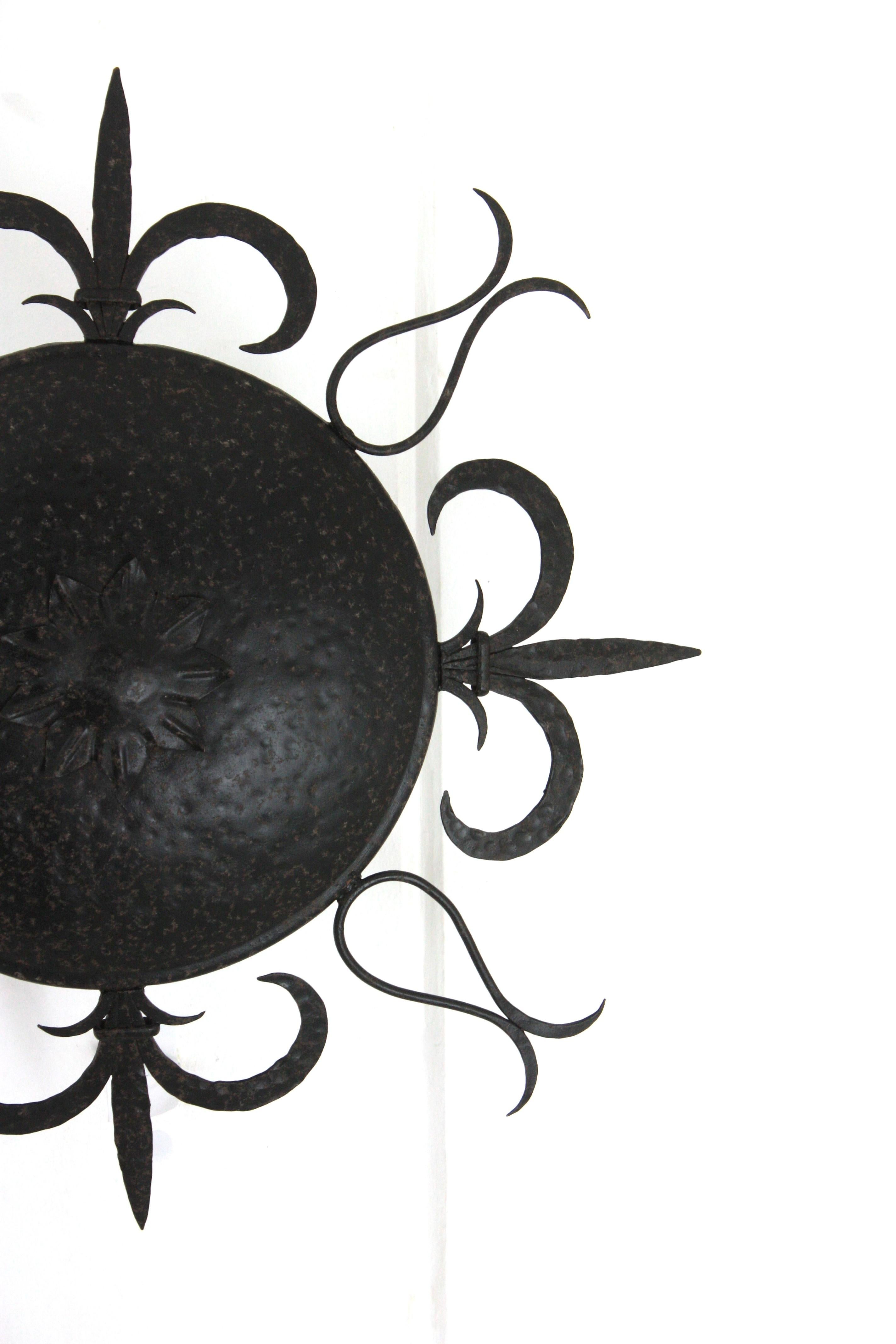 Large Sunburst Ceiling Light Fixture in Wrought Iron, Fleur de Lys Motifs, 1940s For Sale 6