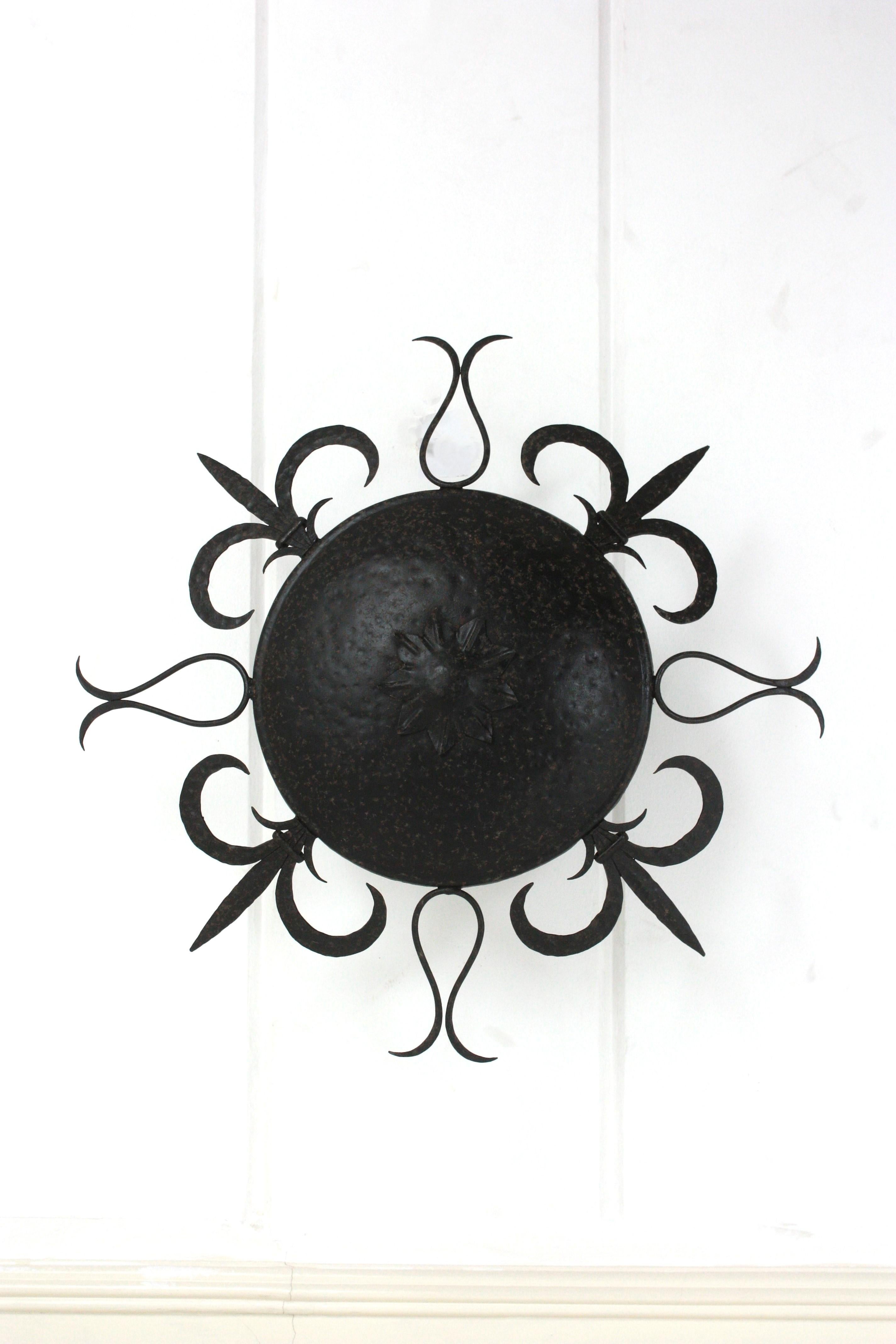 Large Sunburst Ceiling Light Fixture in Wrought Iron, Fleur de Lys Motifs, 1940s In Good Condition For Sale In Barcelona, ES