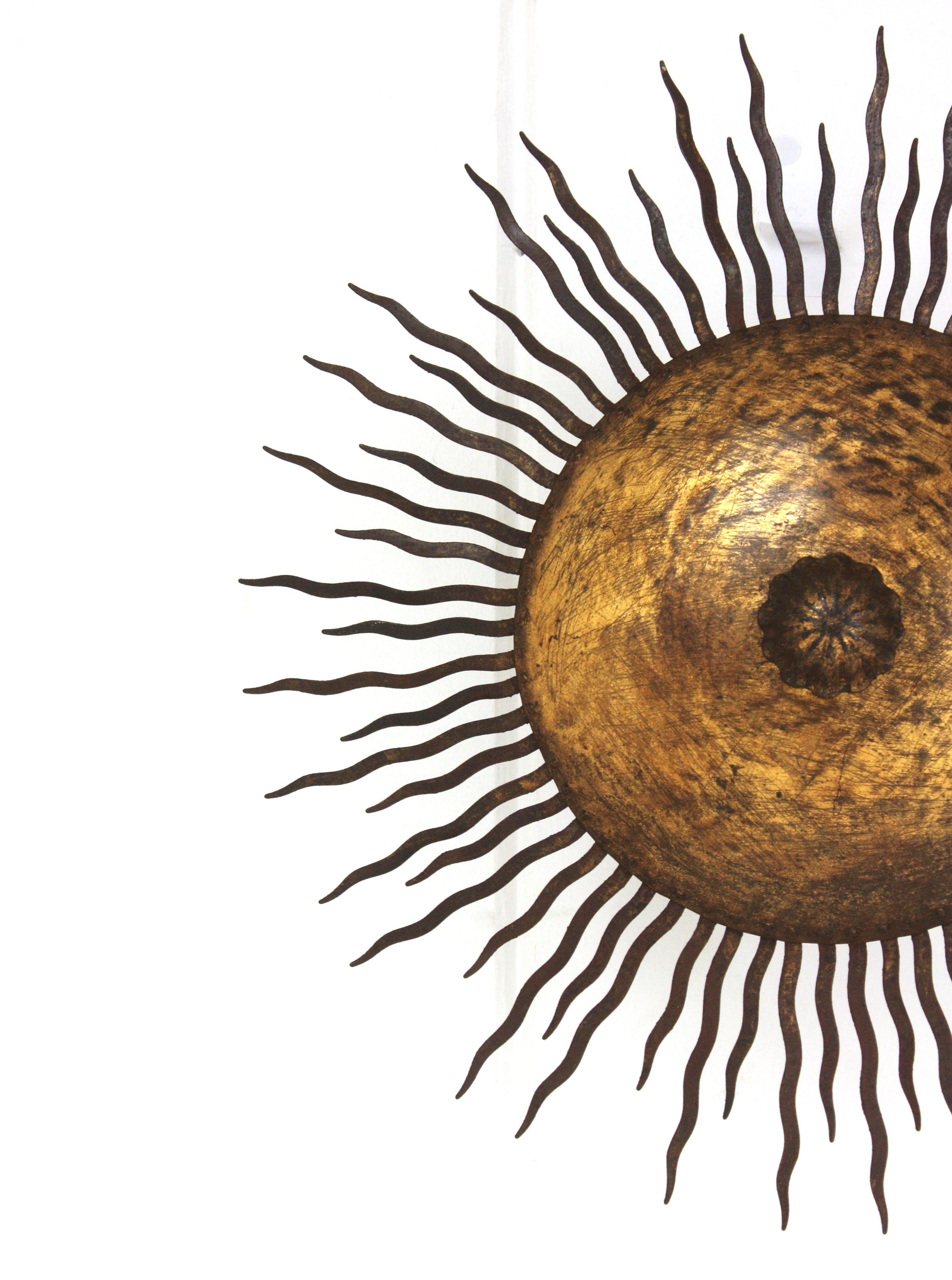 Lámpara de araña Sunburst grande con rayos rizados en hierro dorado en venta 2