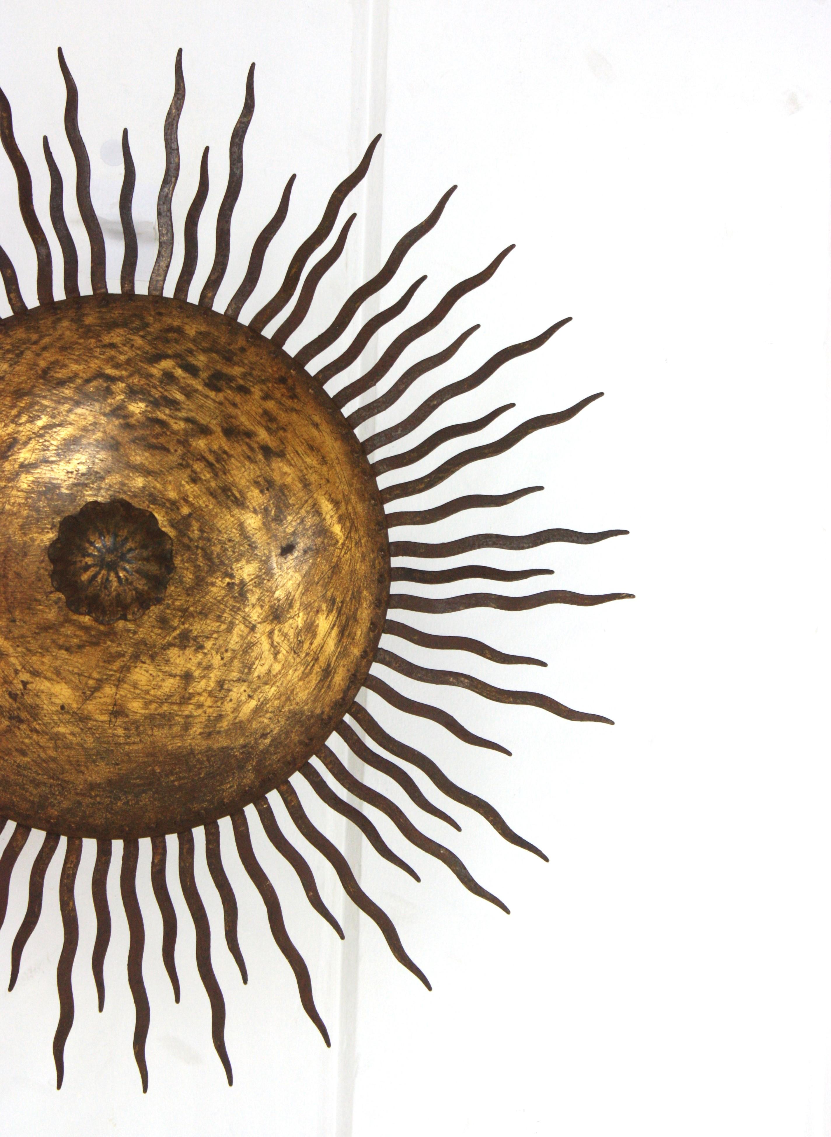 Lámpara de araña Sunburst grande con rayos rizados en hierro dorado en venta 3