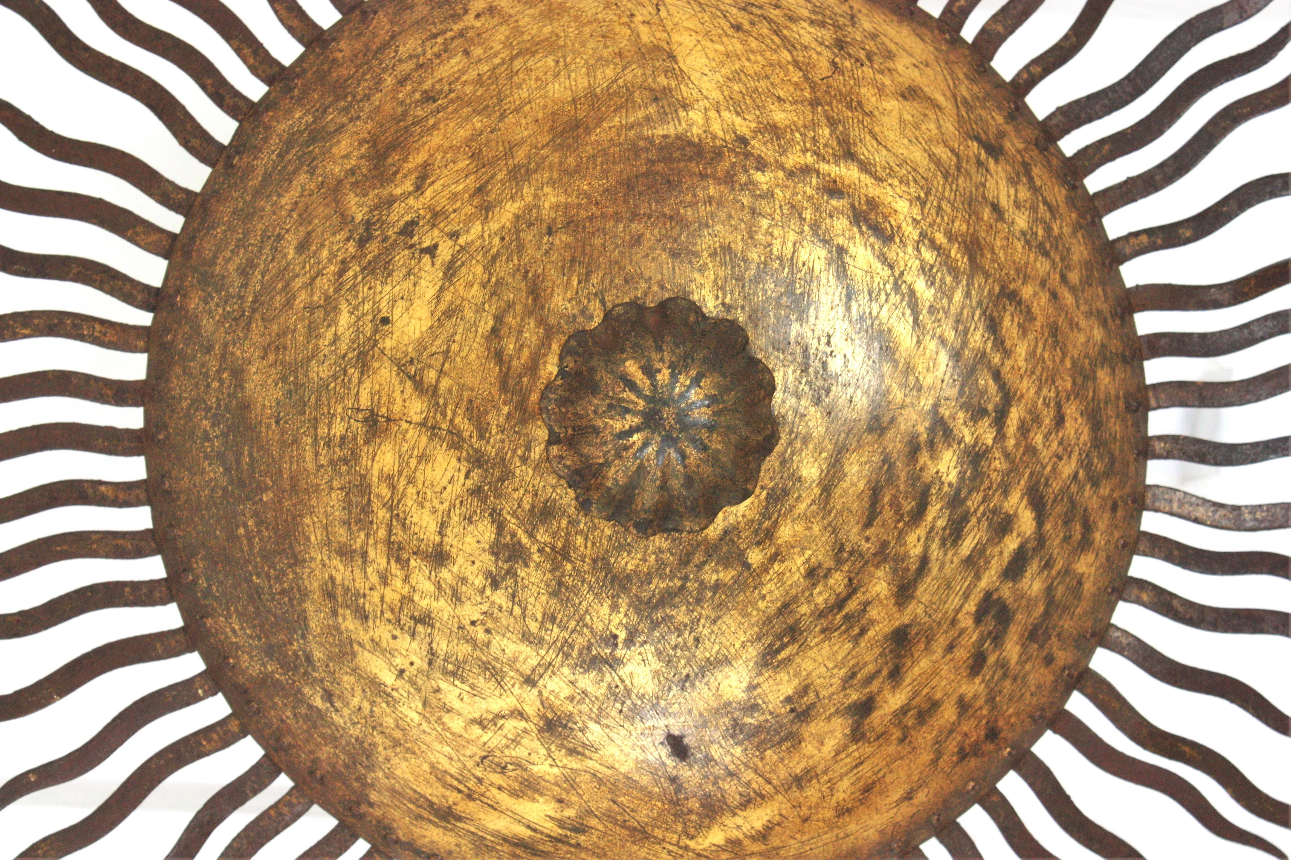 Lámpara de araña Sunburst grande con rayos rizados en hierro dorado en venta 4