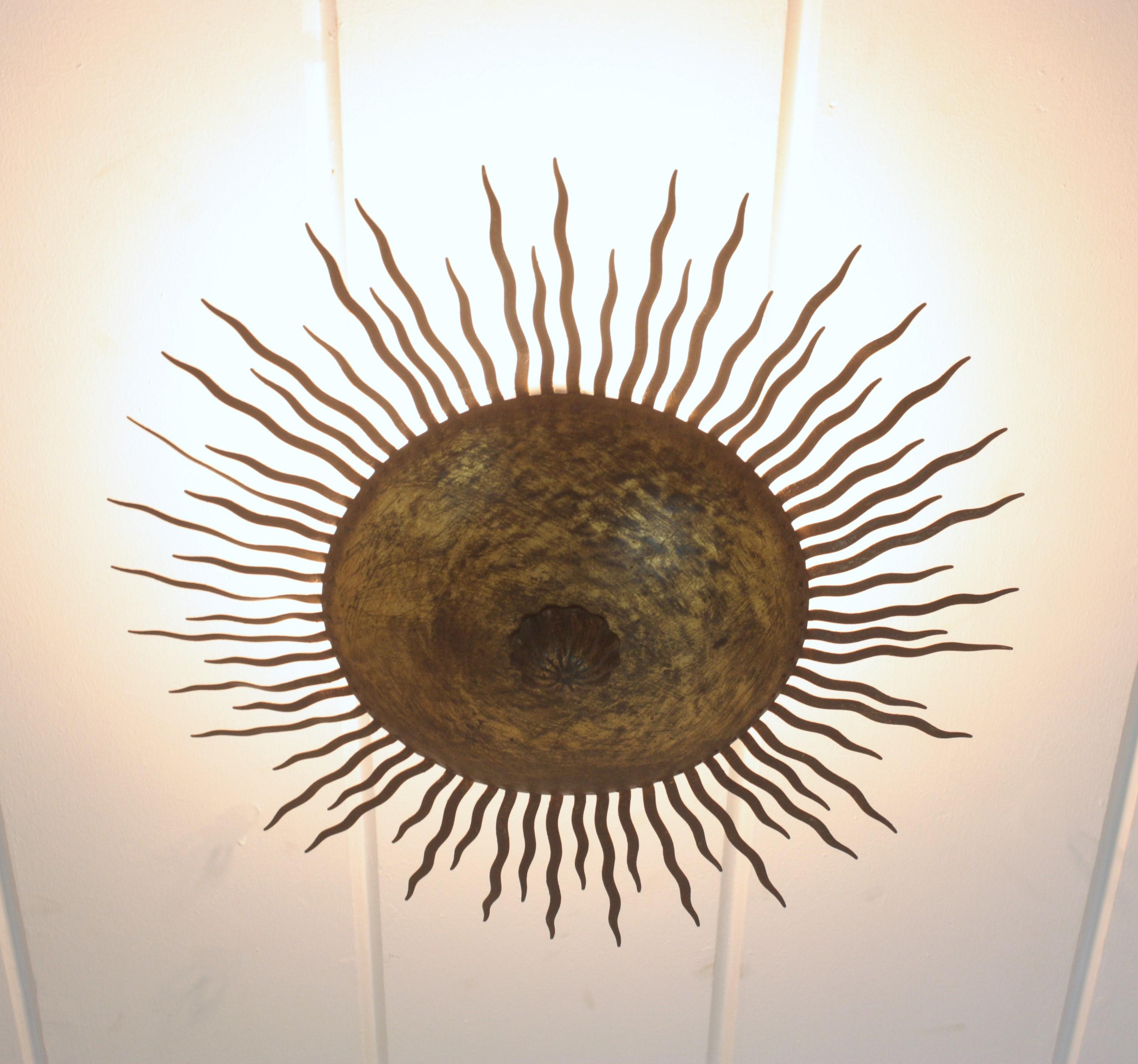 Lámpara de araña Sunburst grande con rayos rizados en hierro dorado en venta 6