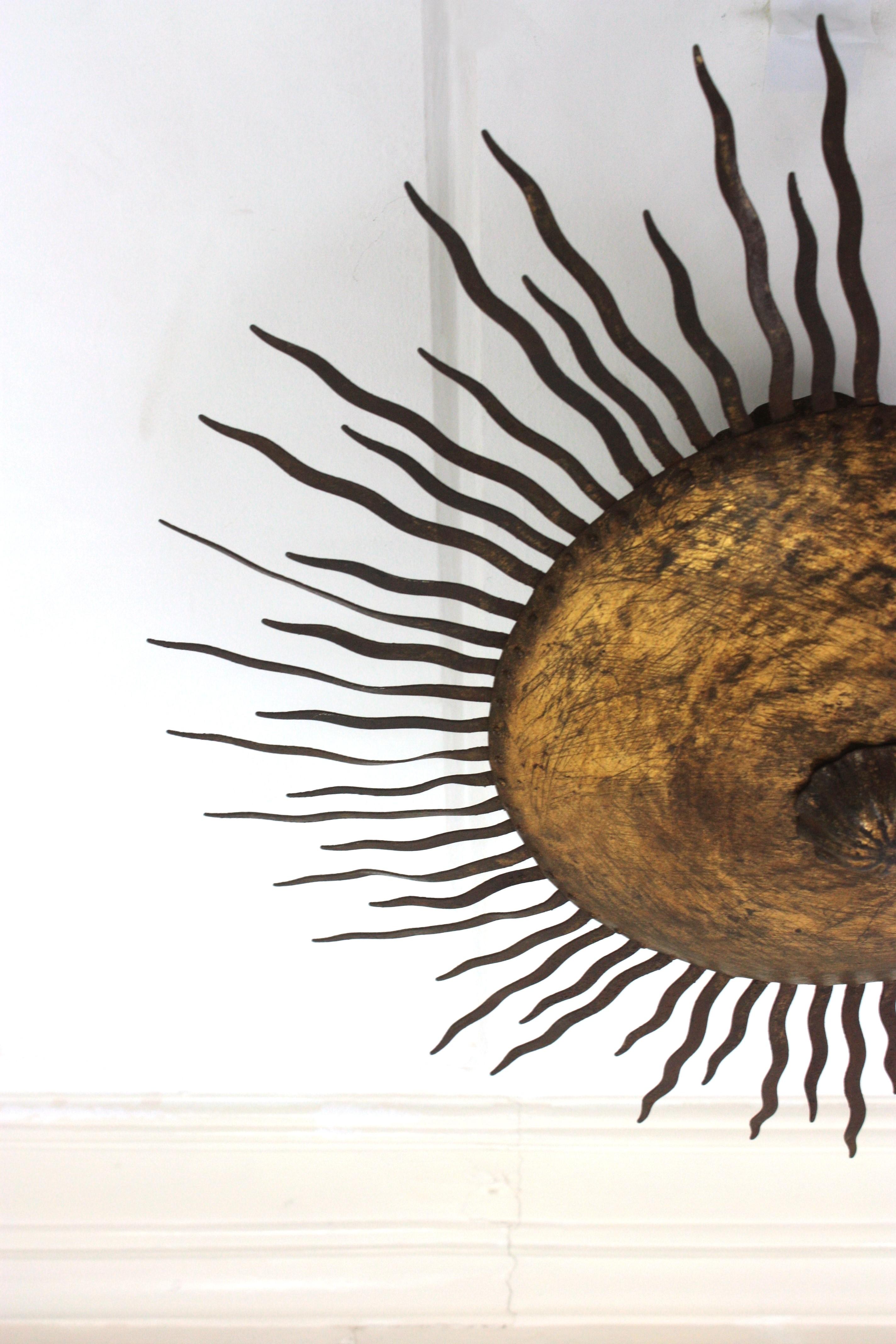 Lámpara de araña Sunburst grande con rayos rizados en hierro dorado en venta 9