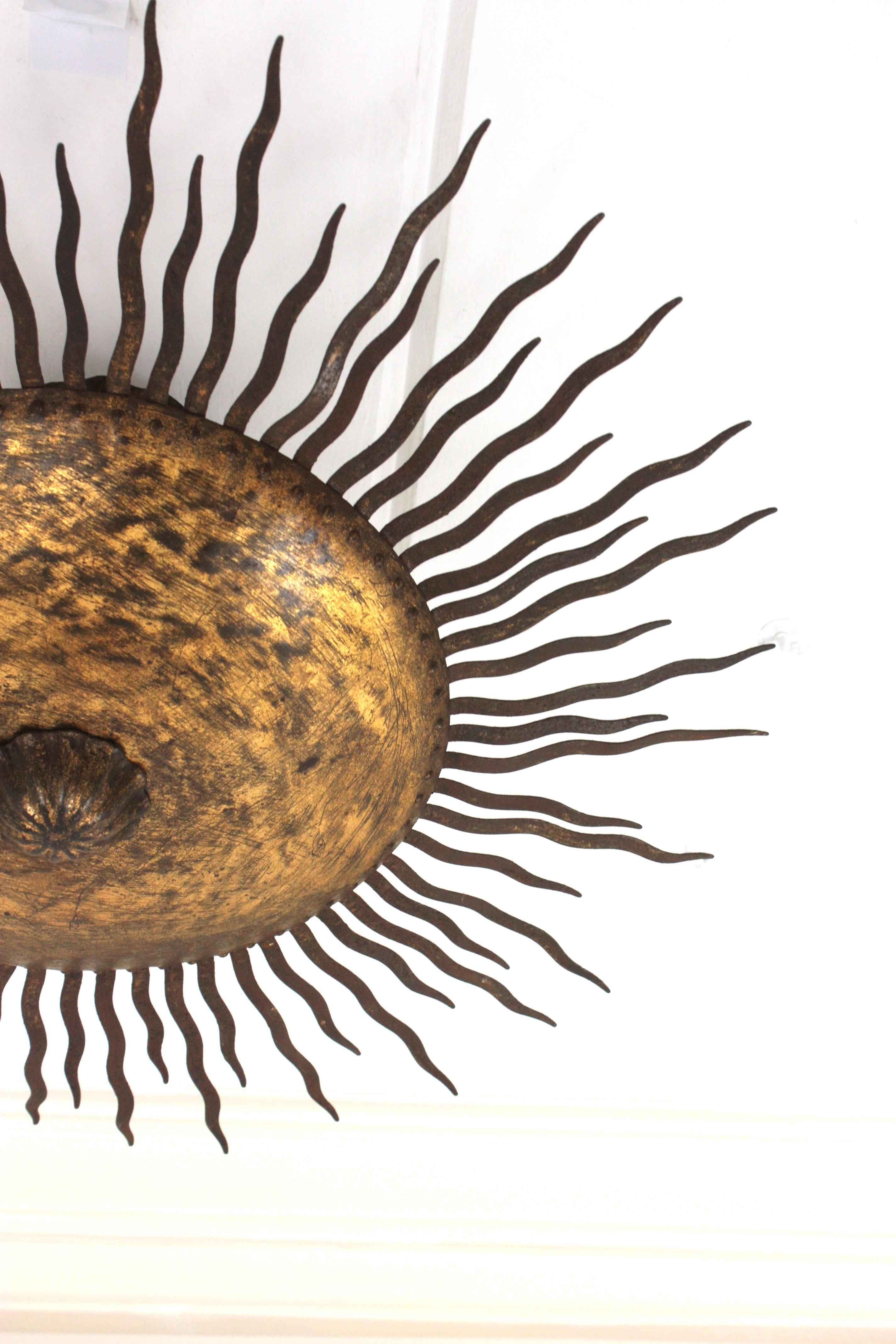 Lámpara de araña Sunburst grande con rayos rizados en hierro dorado en venta 10
