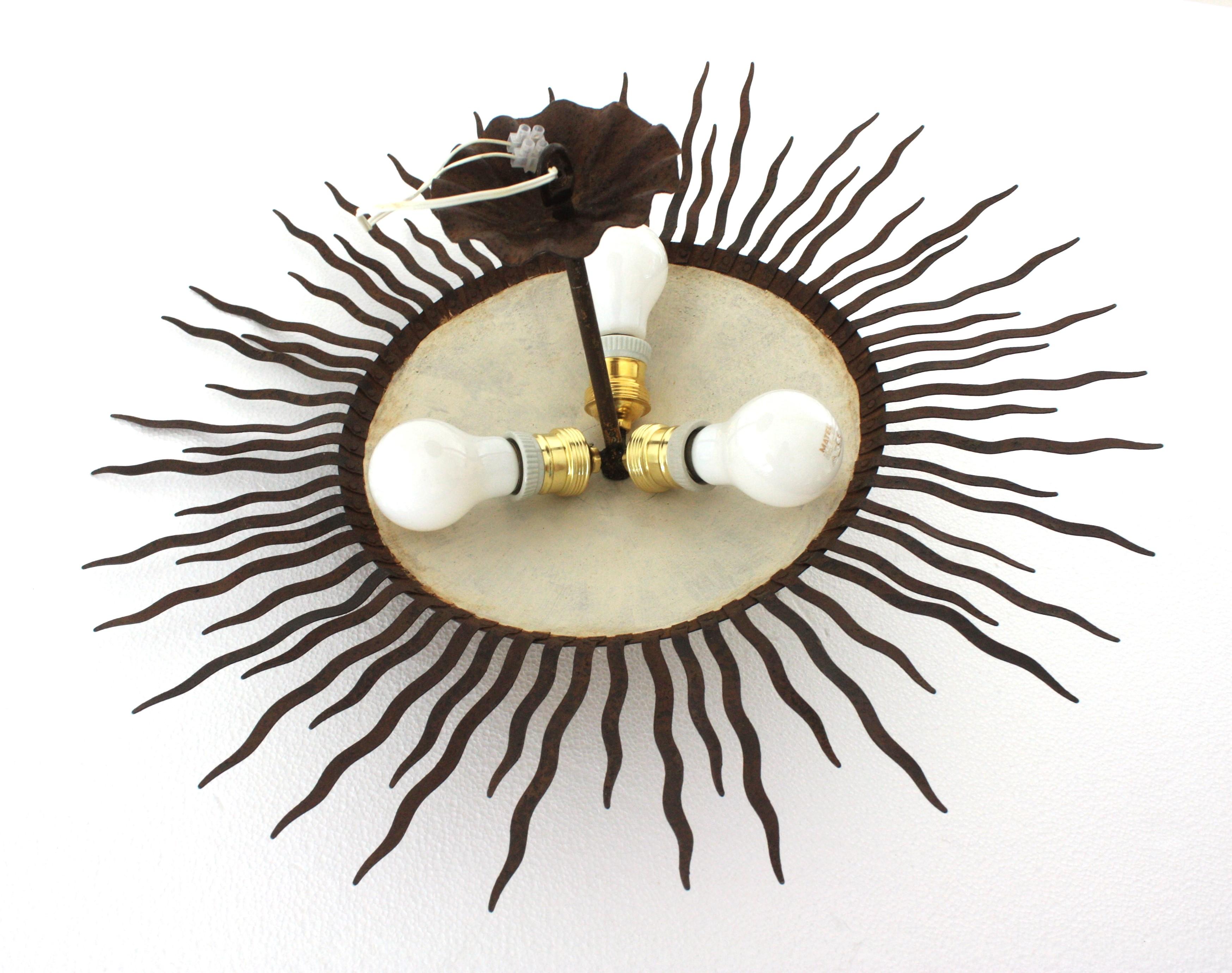 Lámpara de araña Sunburst grande con rayos rizados en hierro dorado en venta 12
