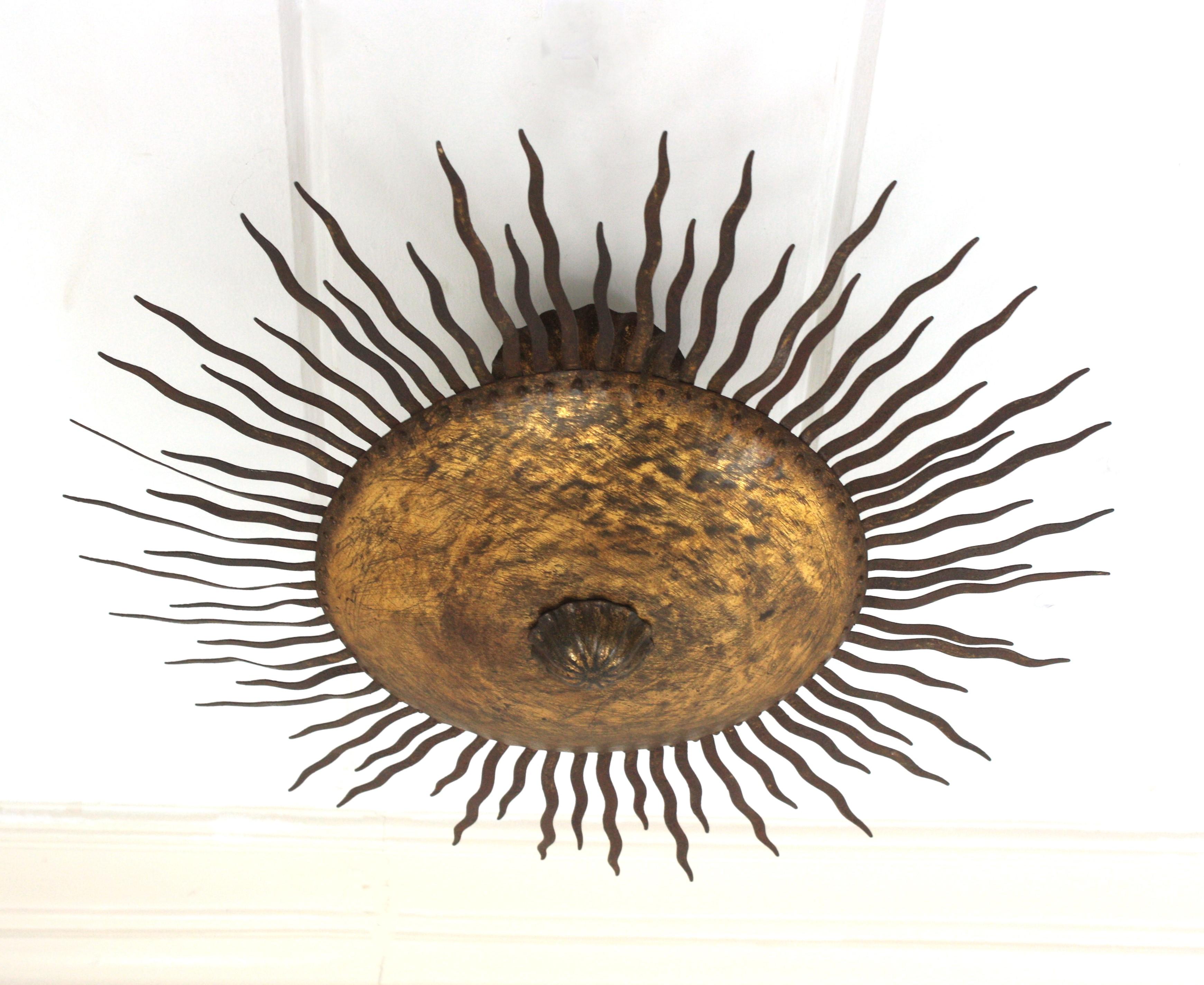 Lámpara de araña Sunburst grande con rayos rizados en hierro dorado Moderno de mediados de siglo en venta