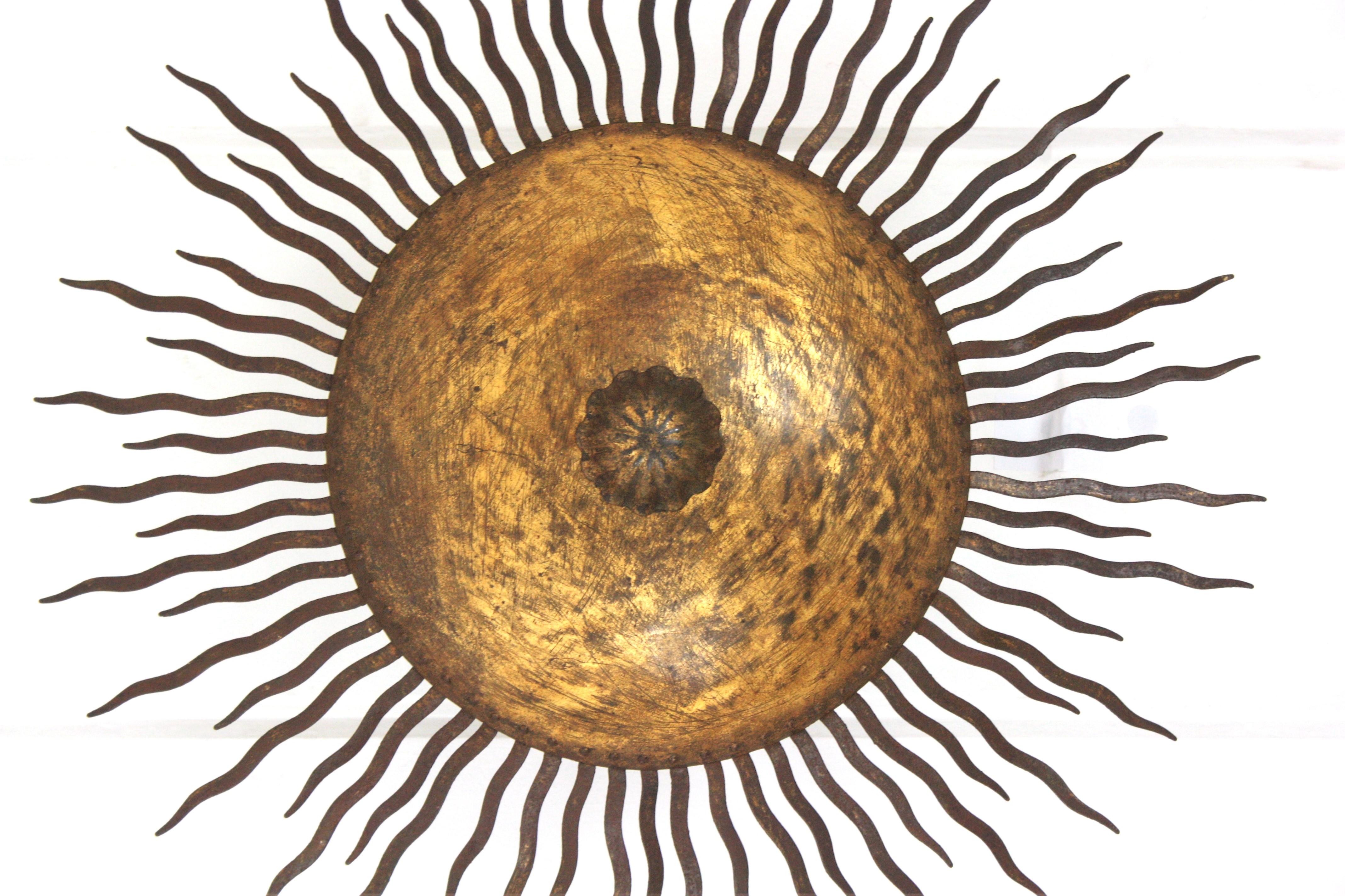 Lámpara de araña Sunburst grande con rayos rizados en hierro dorado Francés en venta