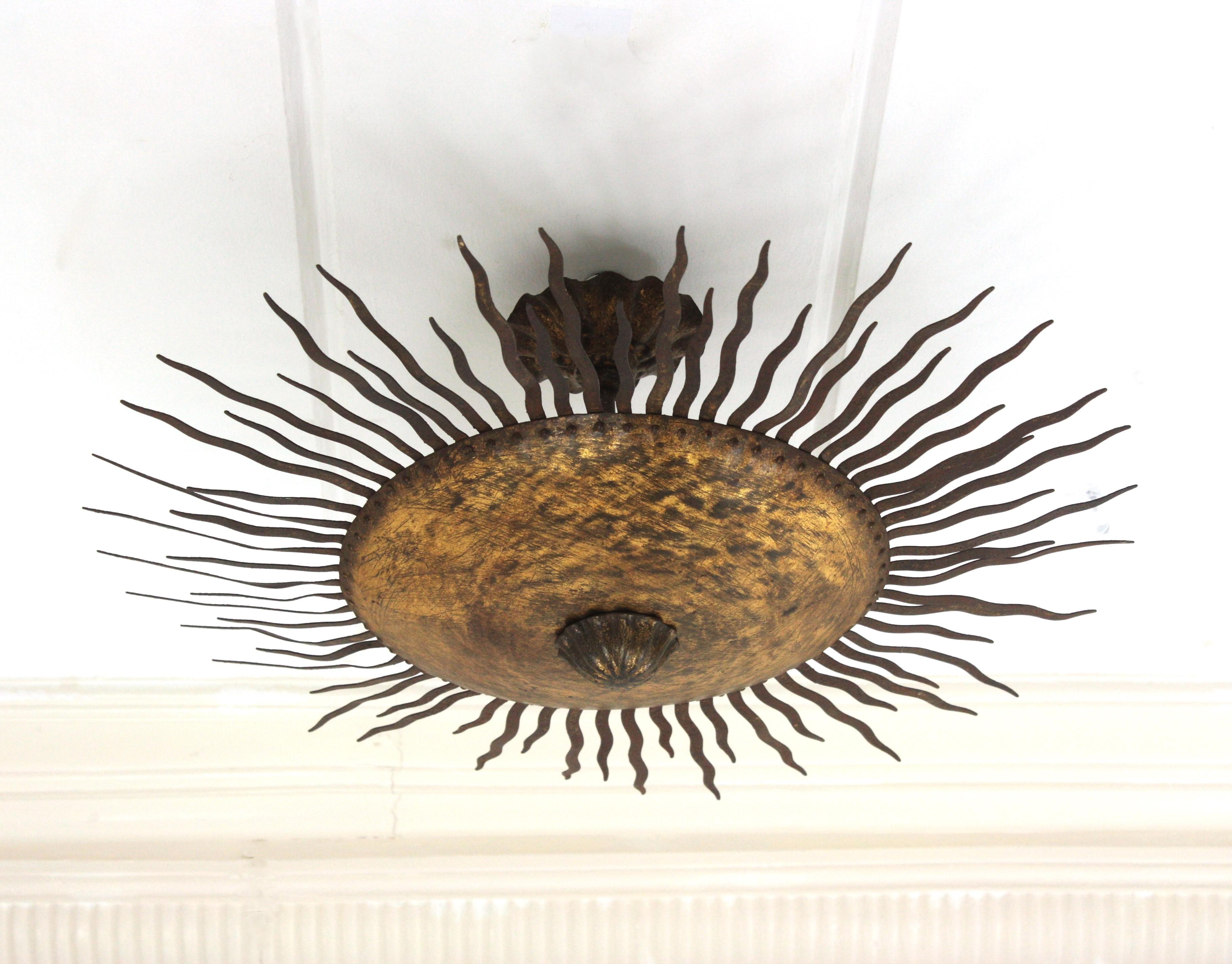 Lámpara de araña Sunburst grande con rayos rizados en hierro dorado Forjado en venta