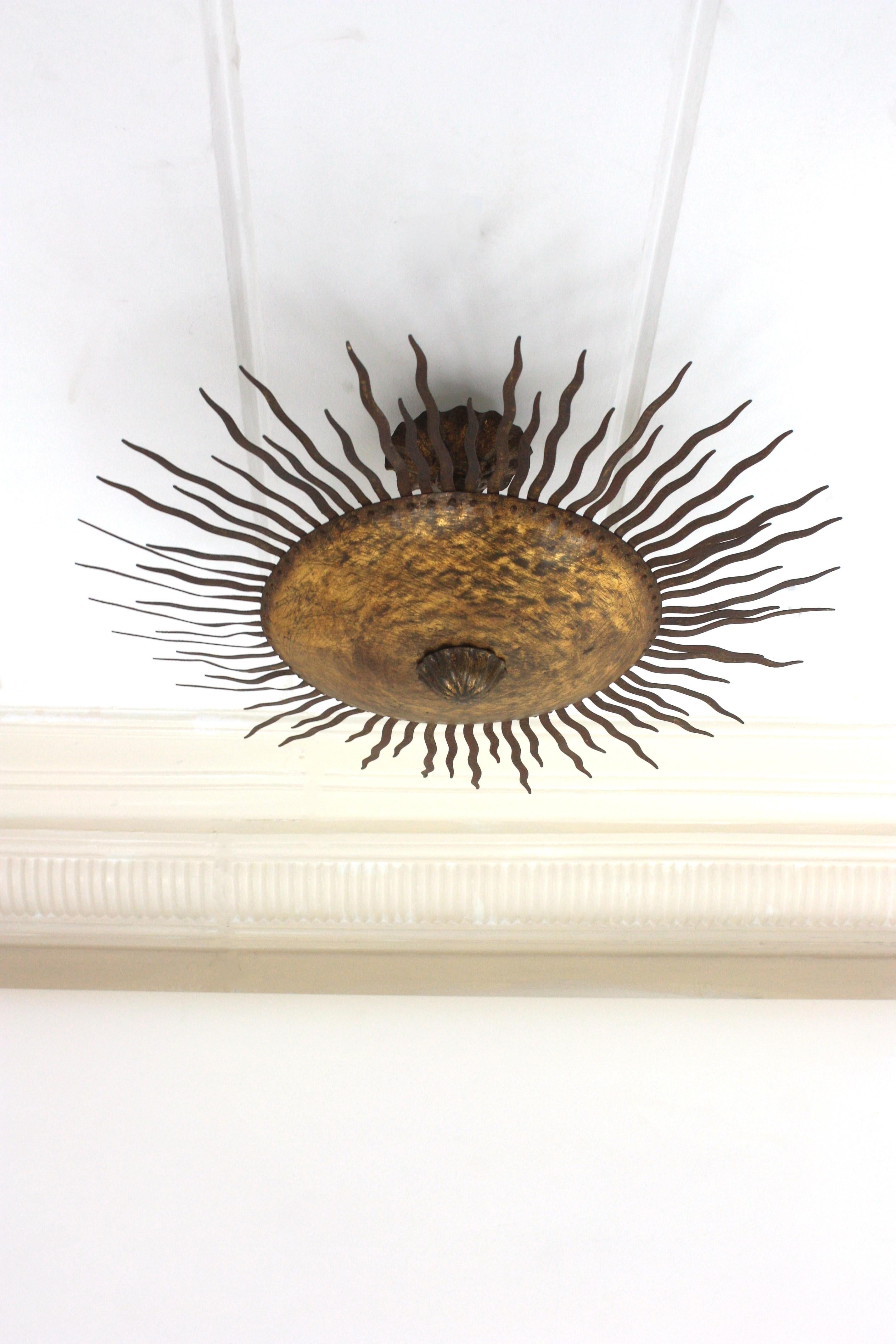 Lámpara de araña Sunburst grande con rayos rizados en hierro dorado en Bueno estado para la venta en Barcelona, ES