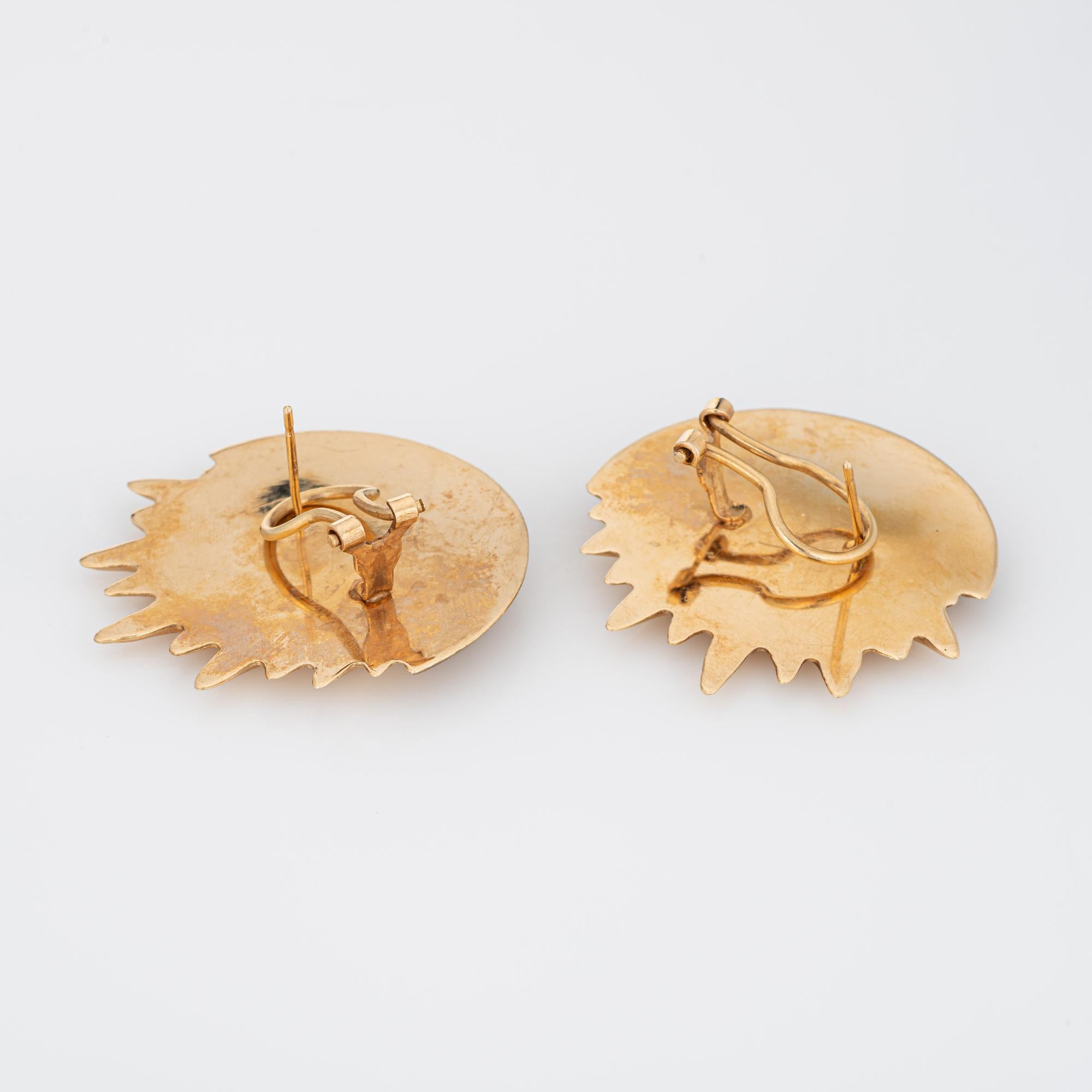 Fein detailliertes Paar Vintage-Ohrringe aus 14-karätigem Gelbgold (circa 1990er Jahre) mit Sonnenschliff und Mondsichel. 

Die bezaubernden Ohrringe sind mit einem Durchmesser von 1 1/4 Zoll sehr groß und machen einen tollen Eindruck. Das hohle