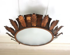 Grande corona a raggi di sole brutalista da soffitto o pendente in ferro dorato