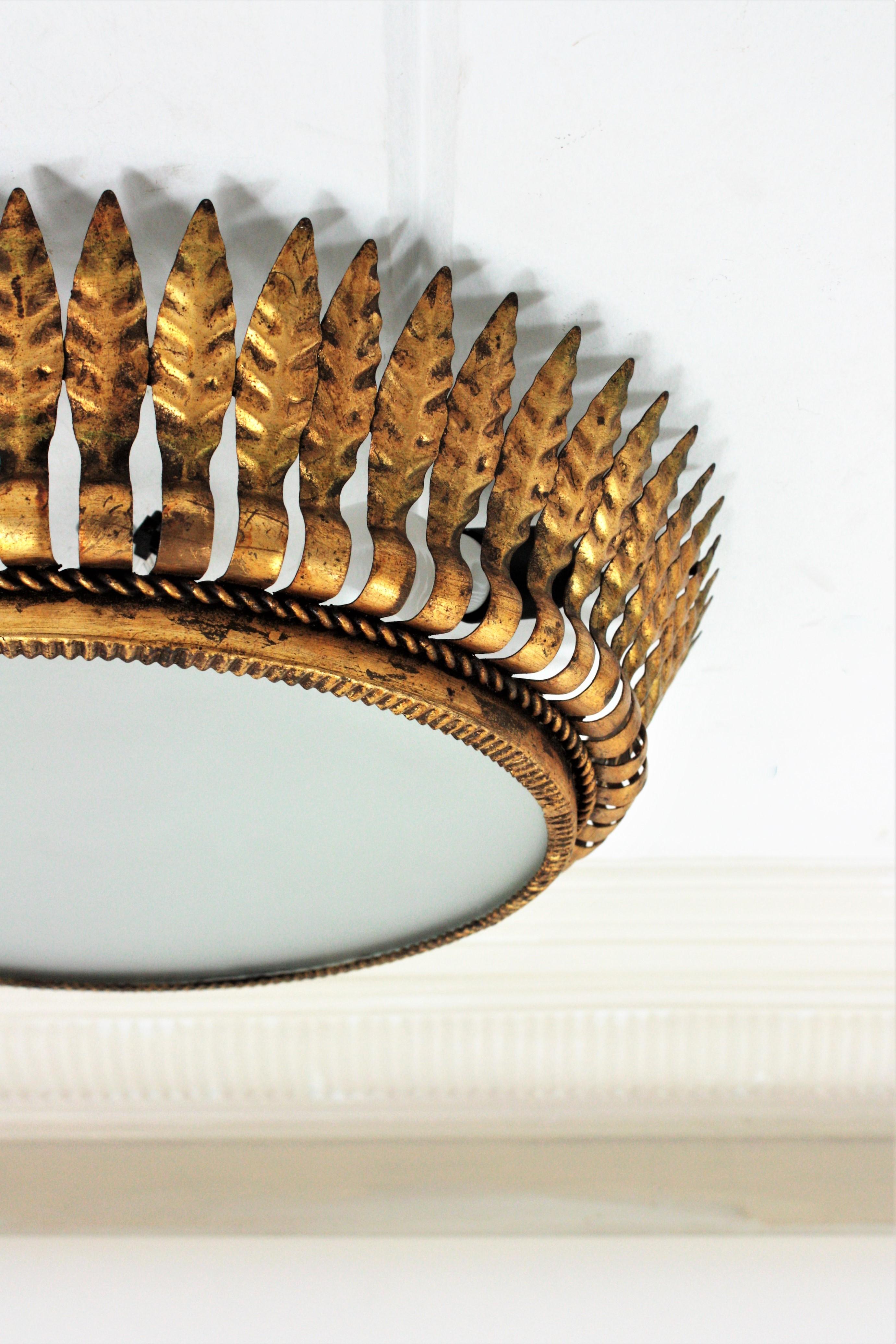 Spanish Large Sunburst Crown Leafed Light Fixture aus vergoldetem Metall im Angebot 5