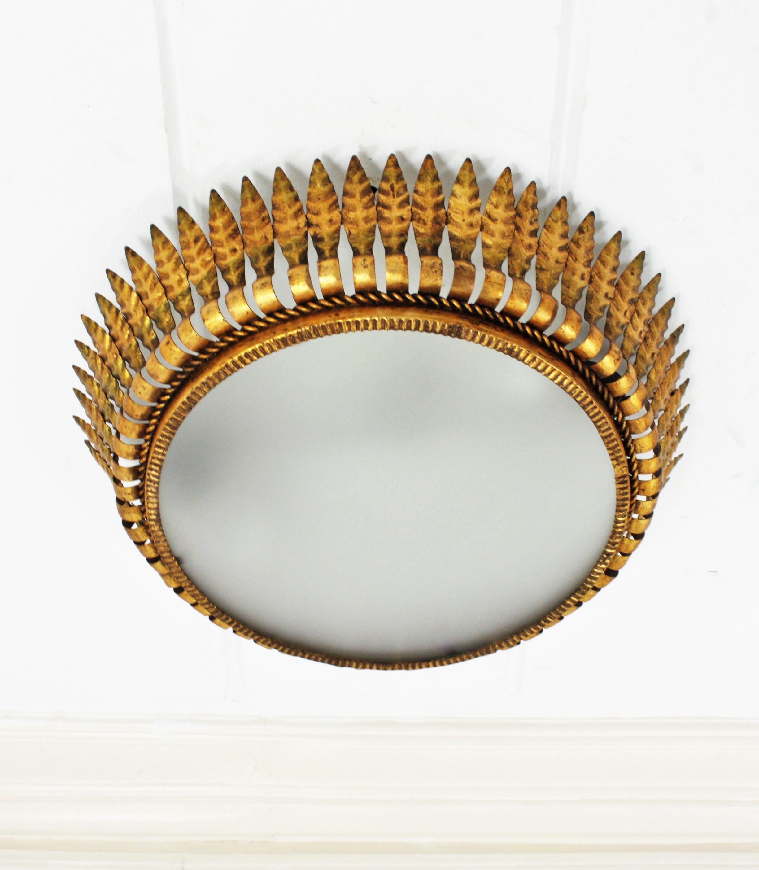 Spanish Large Sunburst Crown Leafed Light Fixture aus vergoldetem Metall (Moderne der Mitte des Jahrhunderts) im Angebot