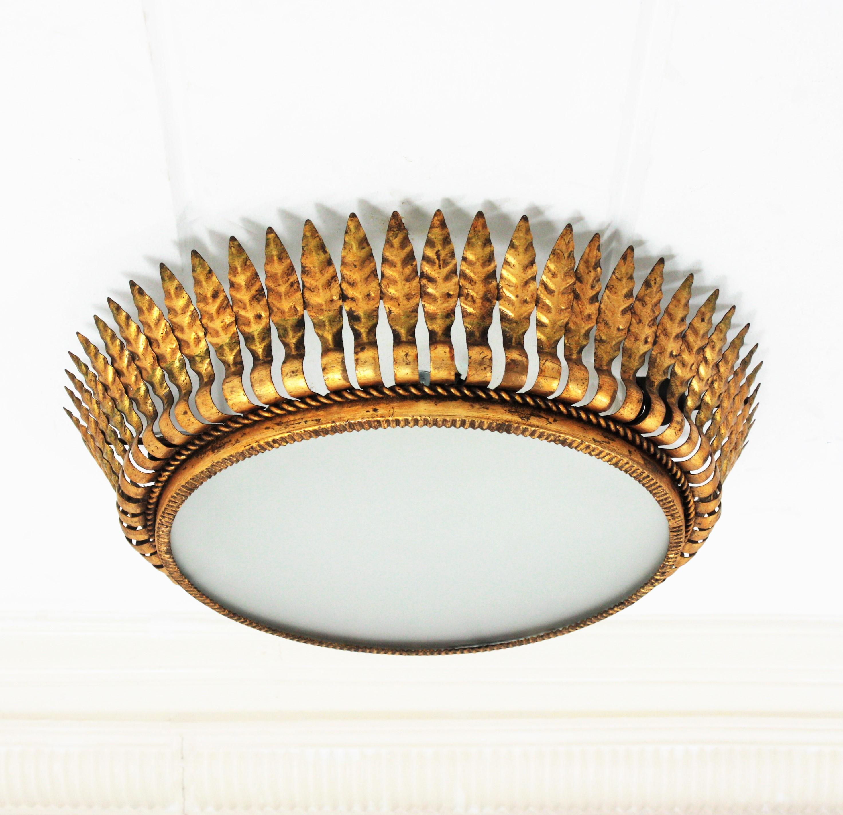 Spanish Large Sunburst Crown Leafed Light Fixture aus vergoldetem Metall (20. Jahrhundert) im Angebot