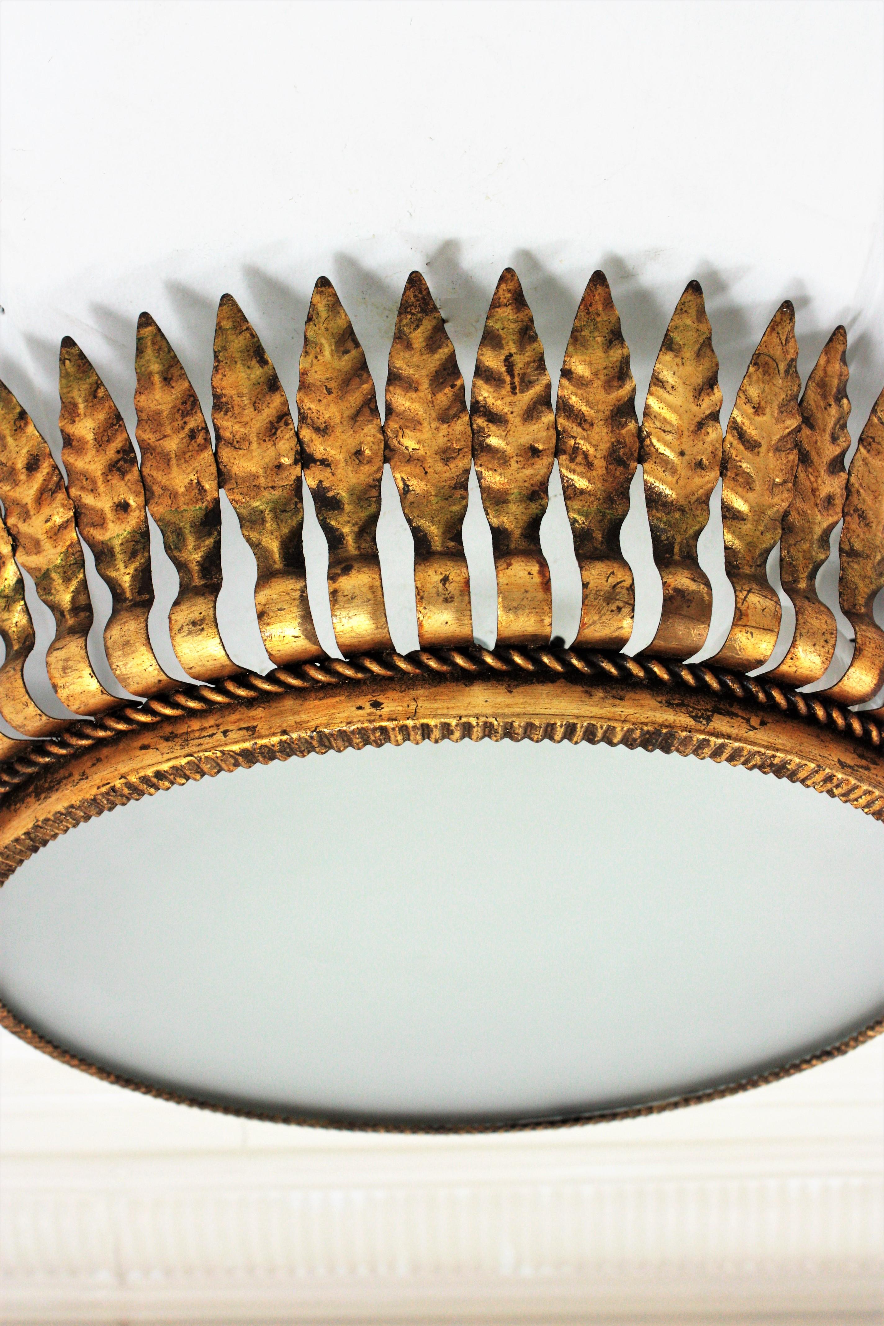 Spanish Large Sunburst Crown Leafed Light Fixture aus vergoldetem Metall im Angebot 1
