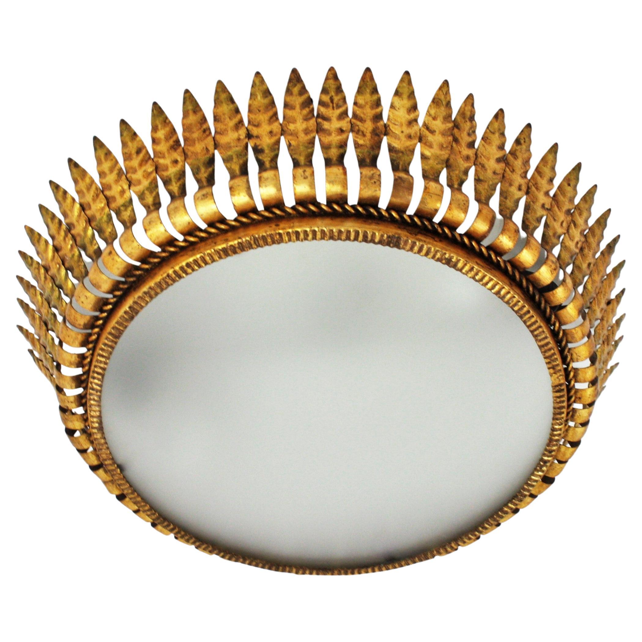 Spanish Large Sunburst Crown Leafed Light Fixture aus vergoldetem Metall im Angebot