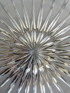 Grande assiette de service ronde en verre taillé Sunburst Design des années 1960