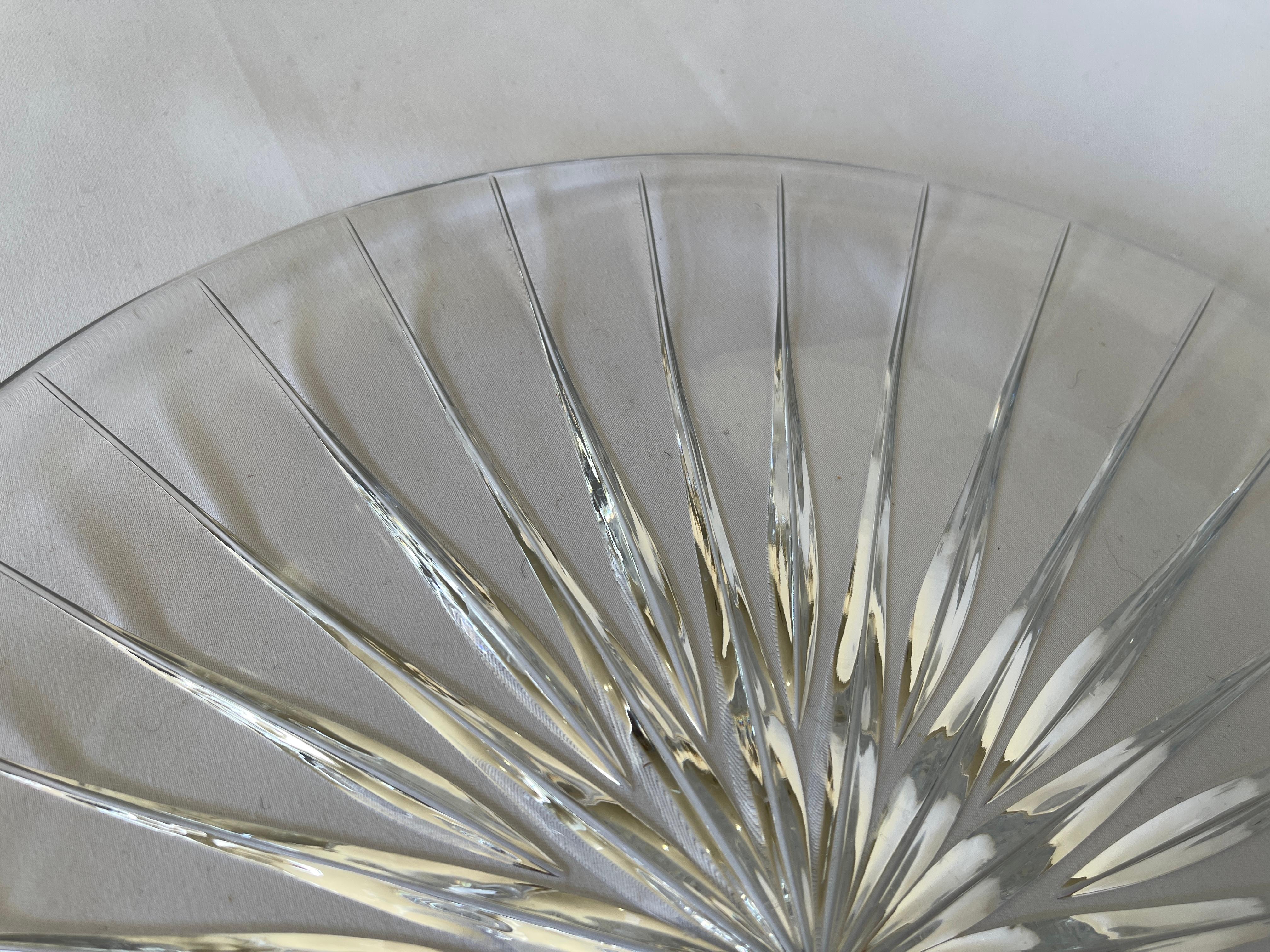 Grand plat de service rond en verre taillé en forme d'étoile, design Sunburst Bon état - En vente à New York, NY